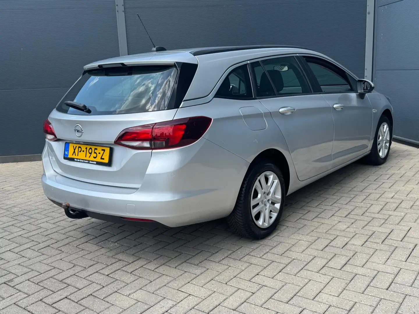 Opel Astra Sports Tourer 1.0 Turbo / Navi / Nap / Trekhaak Grijs - 2