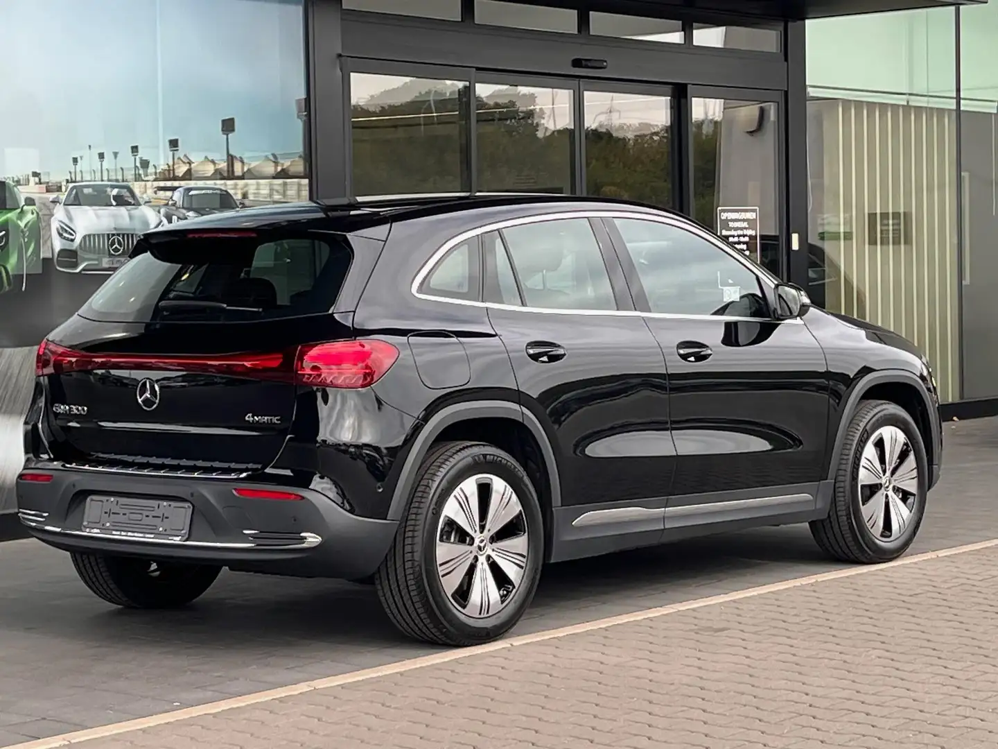 Mercedes-Benz EQA 300 4MATIC Zwart - 2