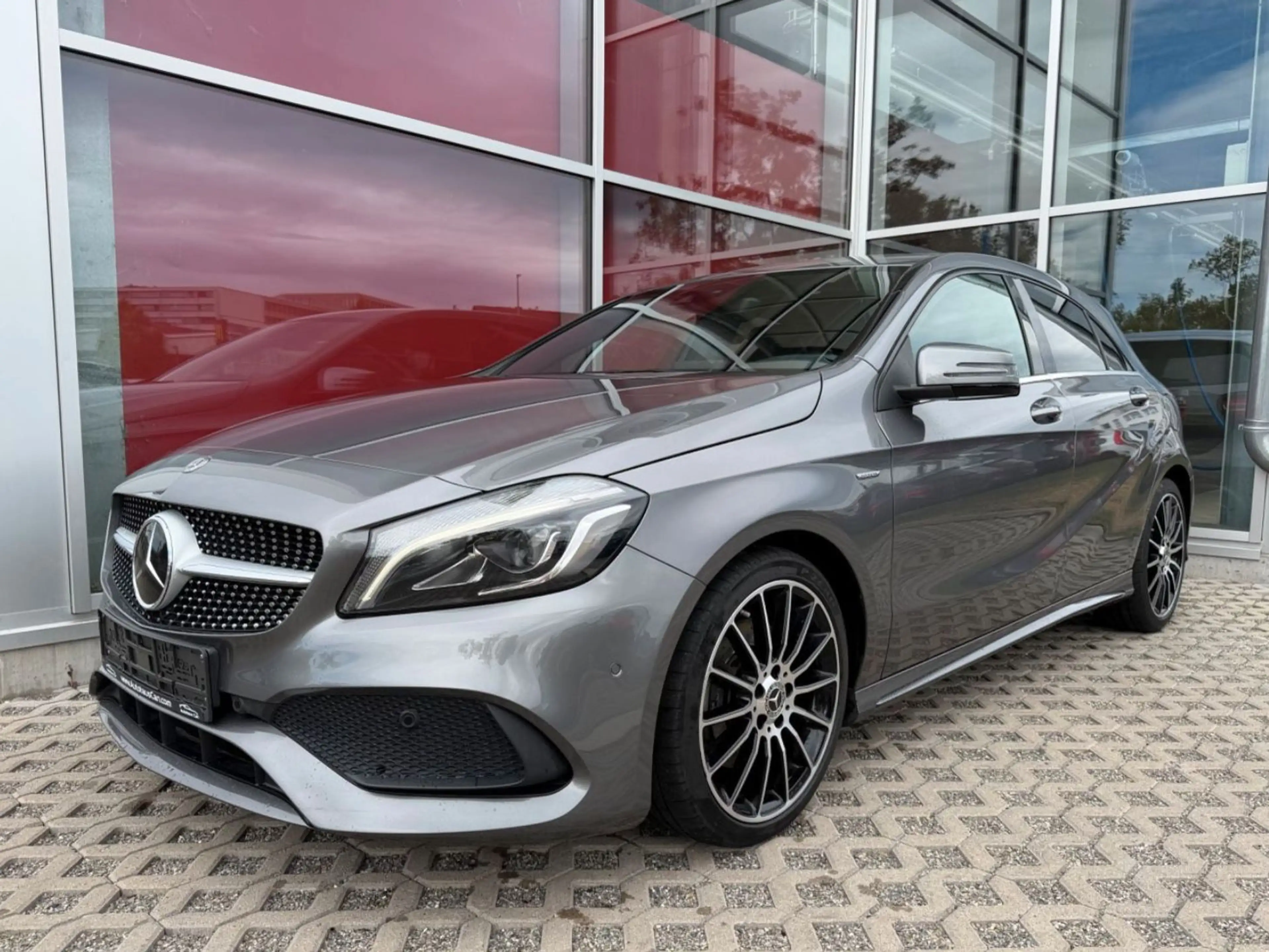 Mercedes-Benz A 250 4M AMG LINE EDITION /LED/DISTRONIC/LEDER