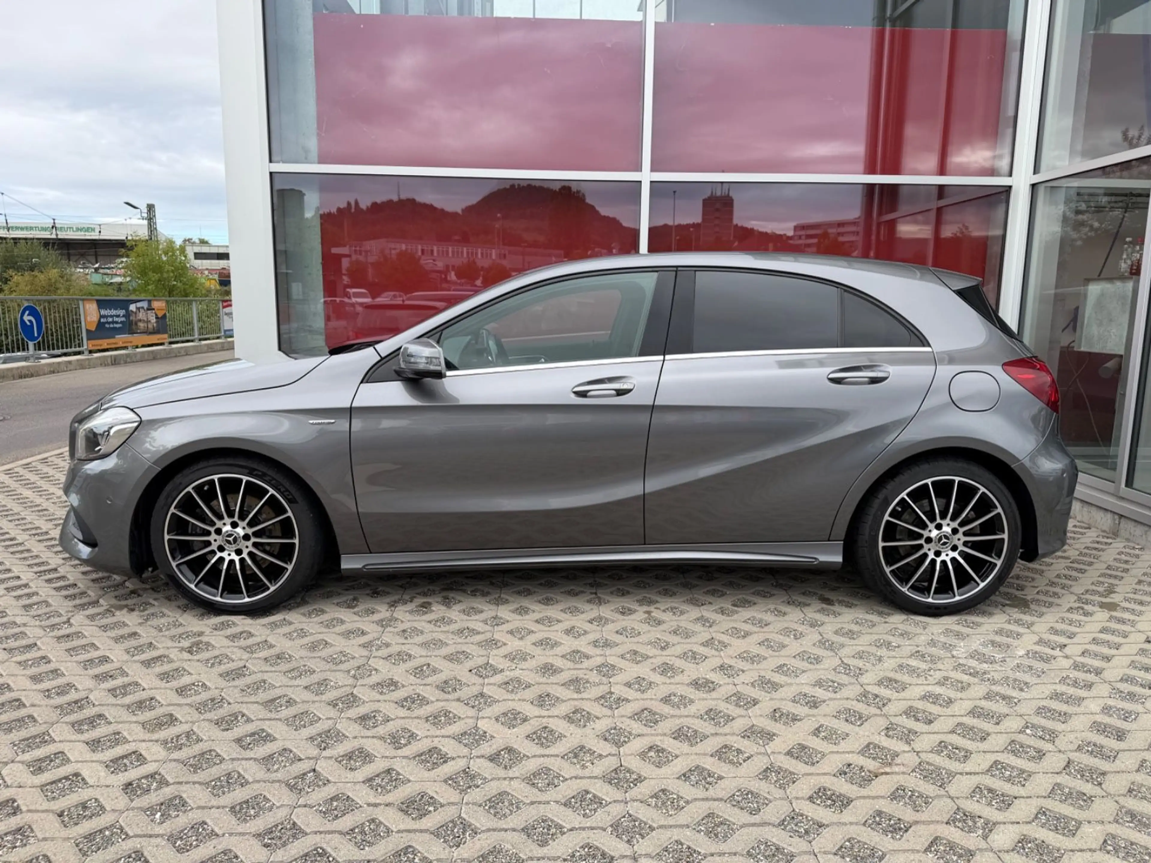 Mercedes-Benz A 250 4M AMG LINE EDITION /LED/DISTRONIC/LEDER — photo 2
