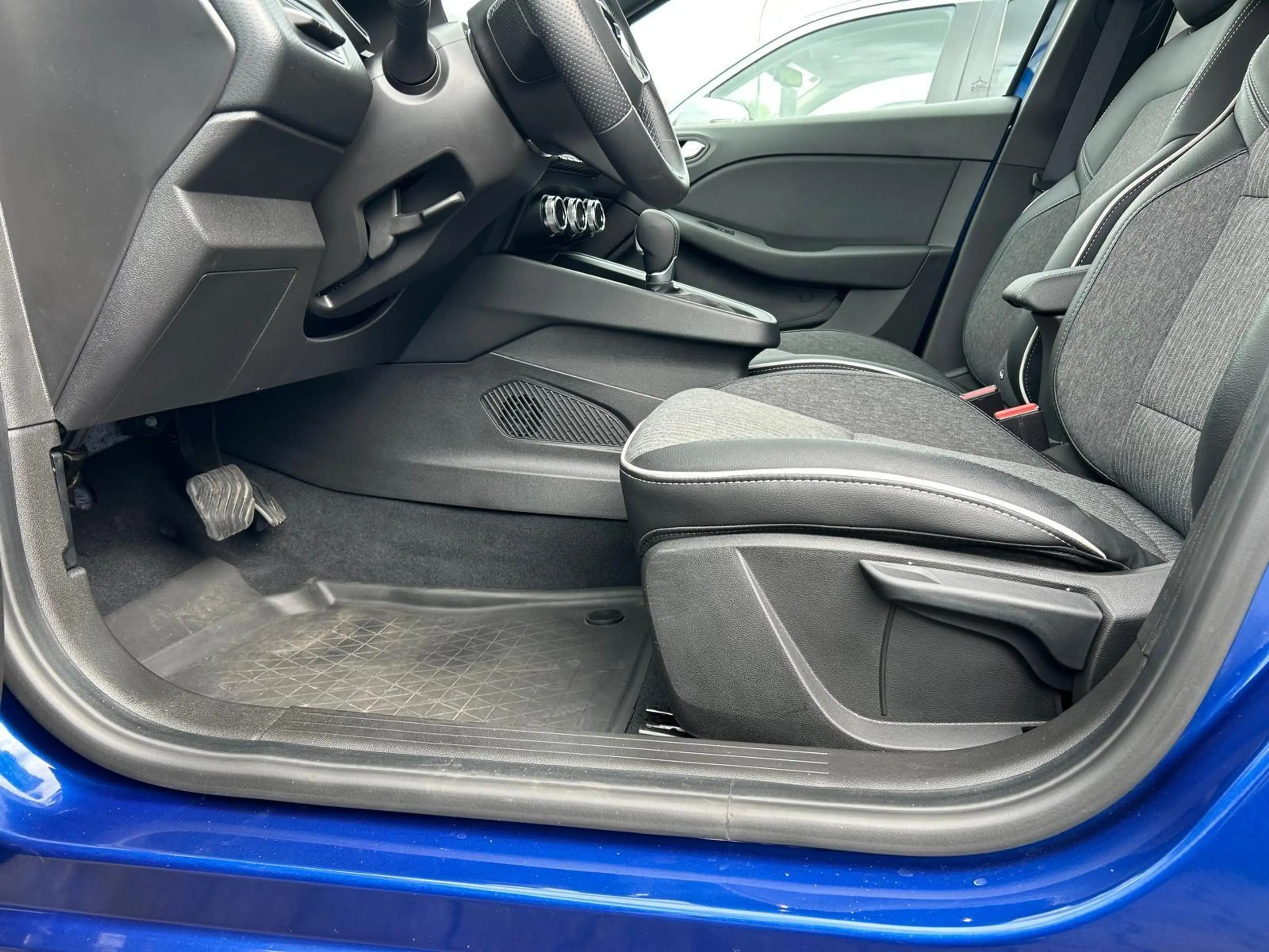 Mitsubishi Colt Intro Edition Hybrid — photo 8