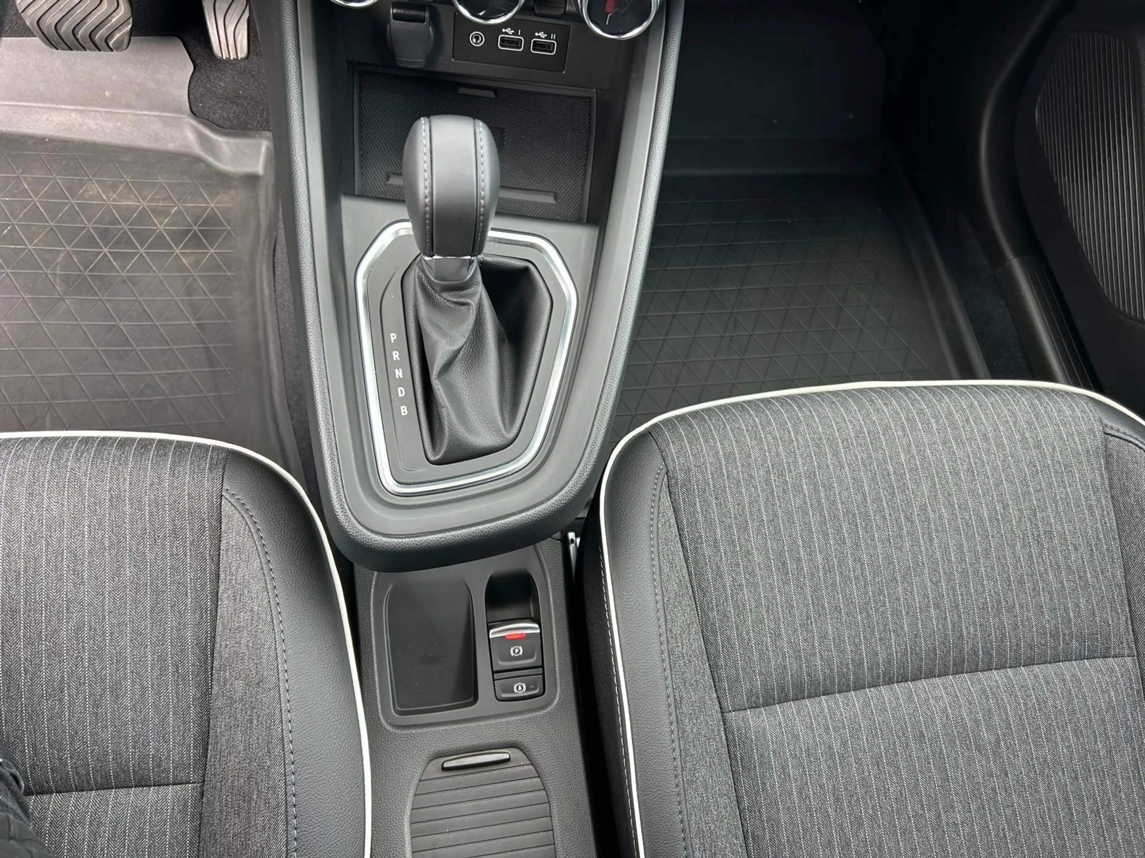 Mitsubishi Colt Intro Edition Hybrid — photo 11