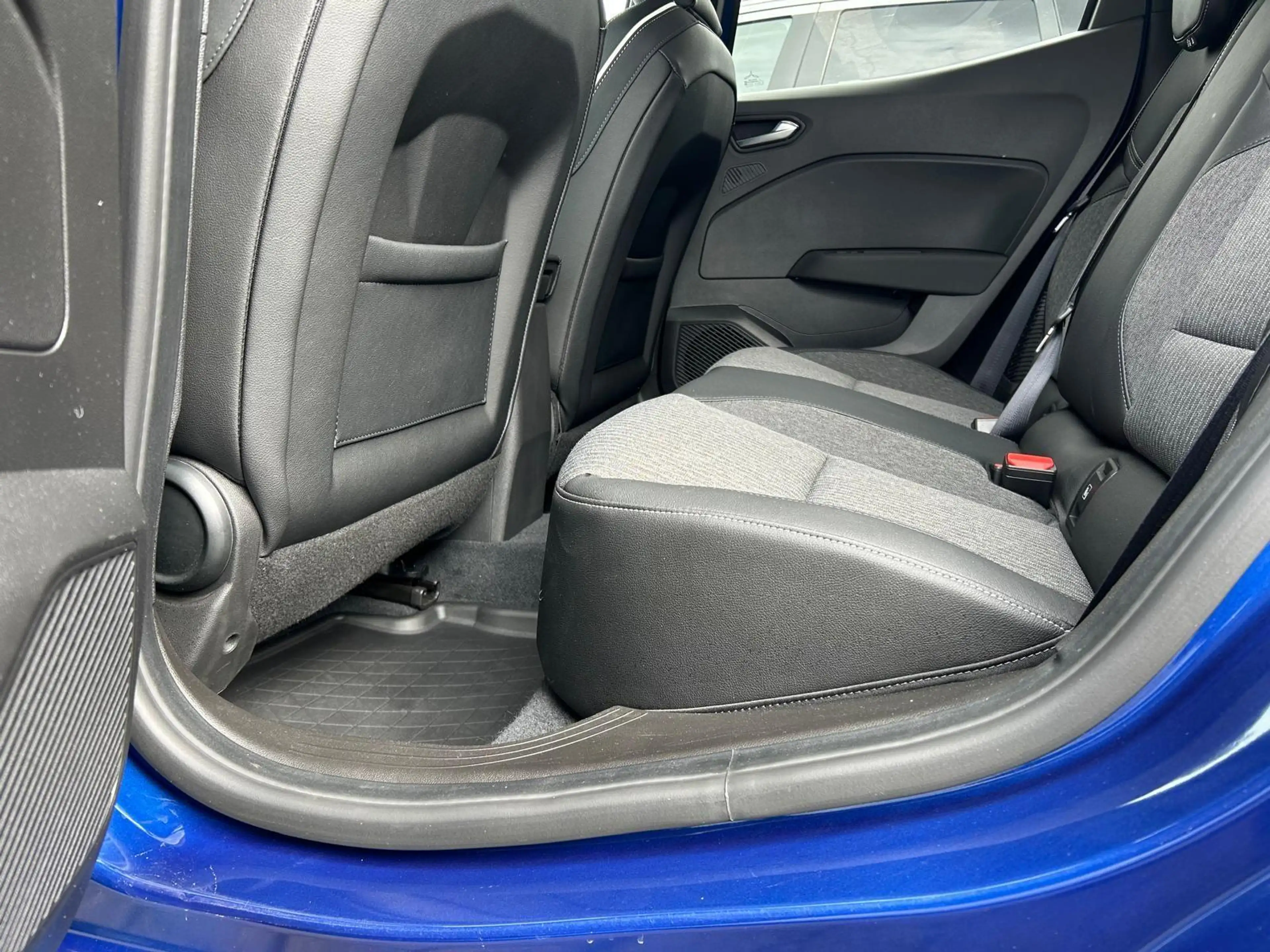 Mitsubishi Colt Intro Edition Hybrid — photo 9