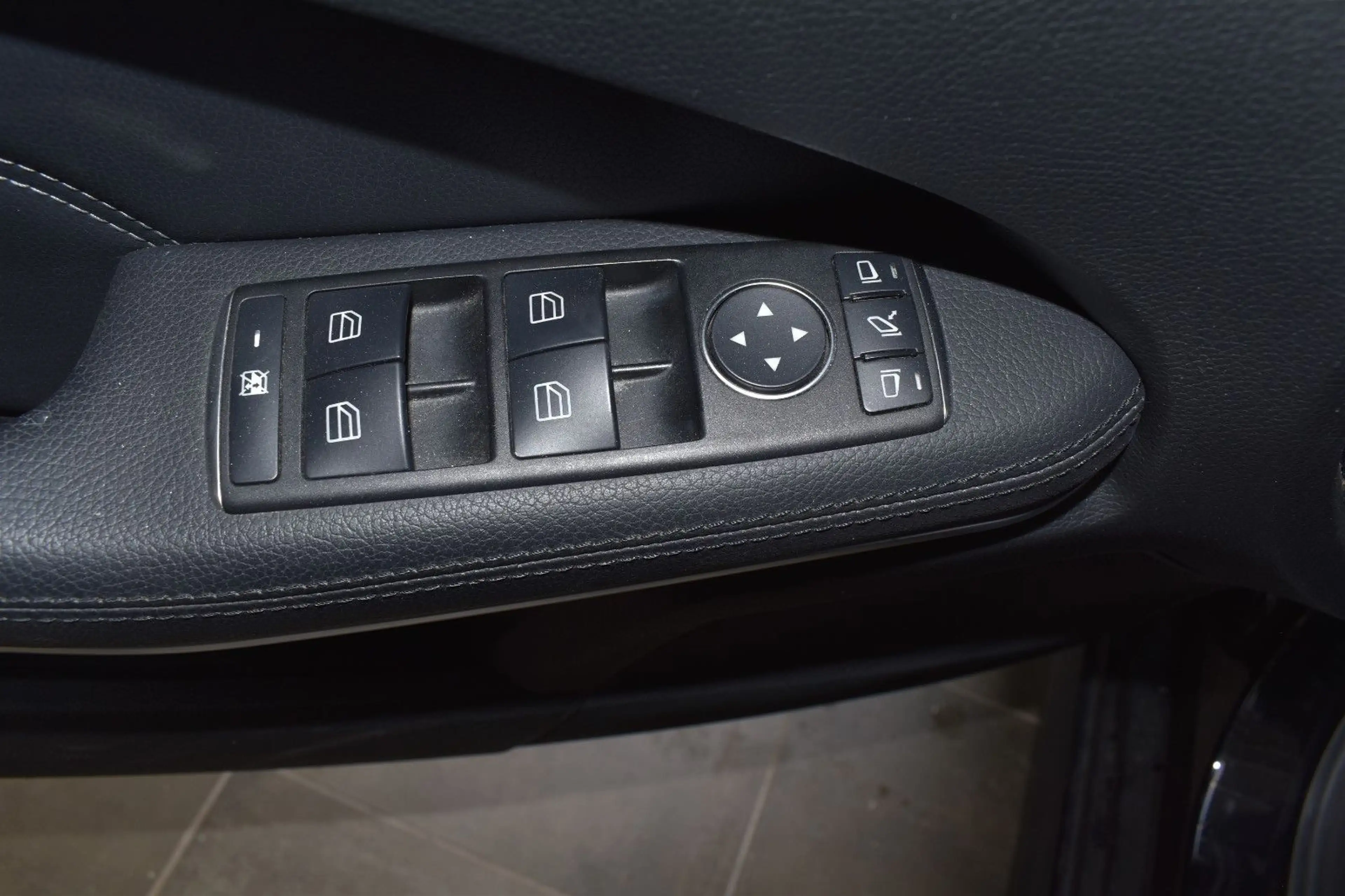 Mercedes-Benz E 200 T AVANTGARDE AUTOMATIK — photo 11