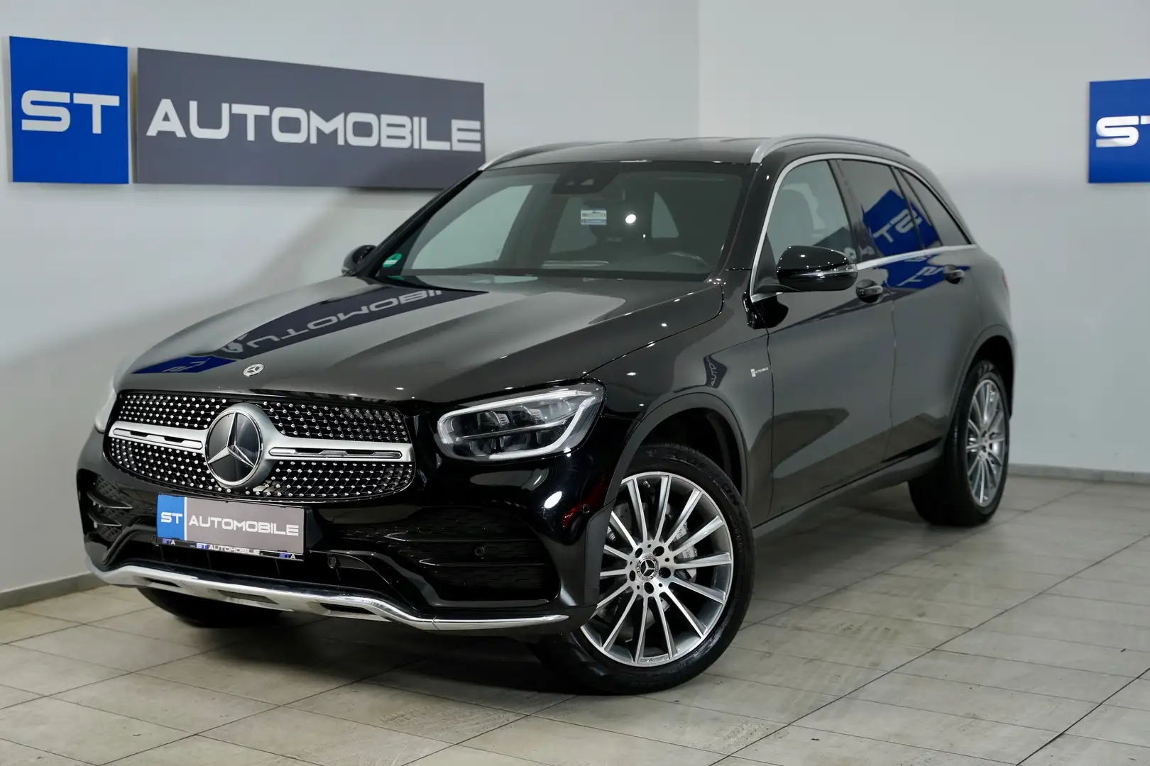 Mercedes-Benz GLC 300 e 4Matic Aut. // 1.BESITZ // AMG-LINE // AHK // Schwarz - 1