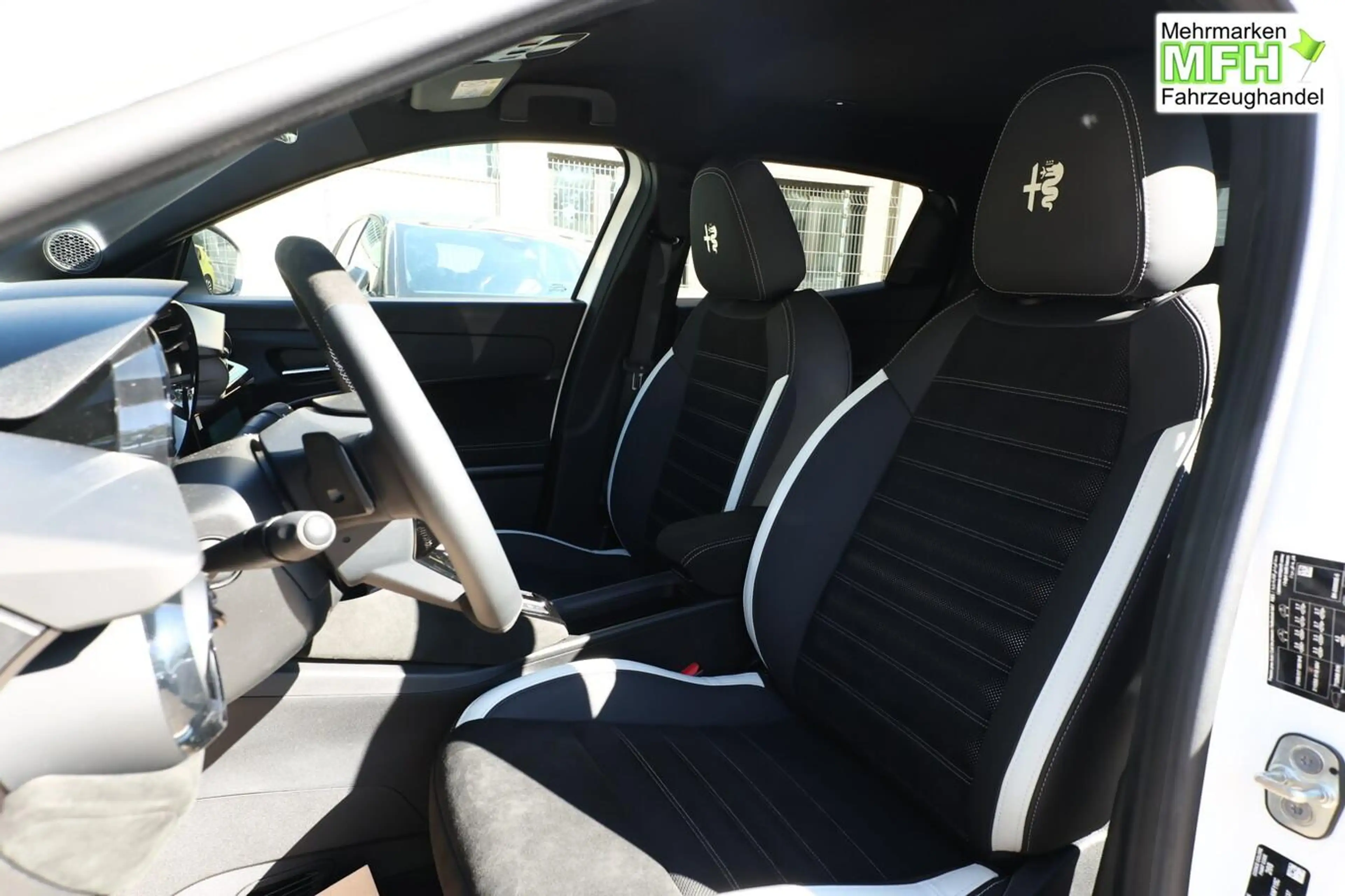 Alfa Romeo Junior SPORT SPECIALE Ibrida Q4 TechP 18"LM Navi 100 k... — photo 5