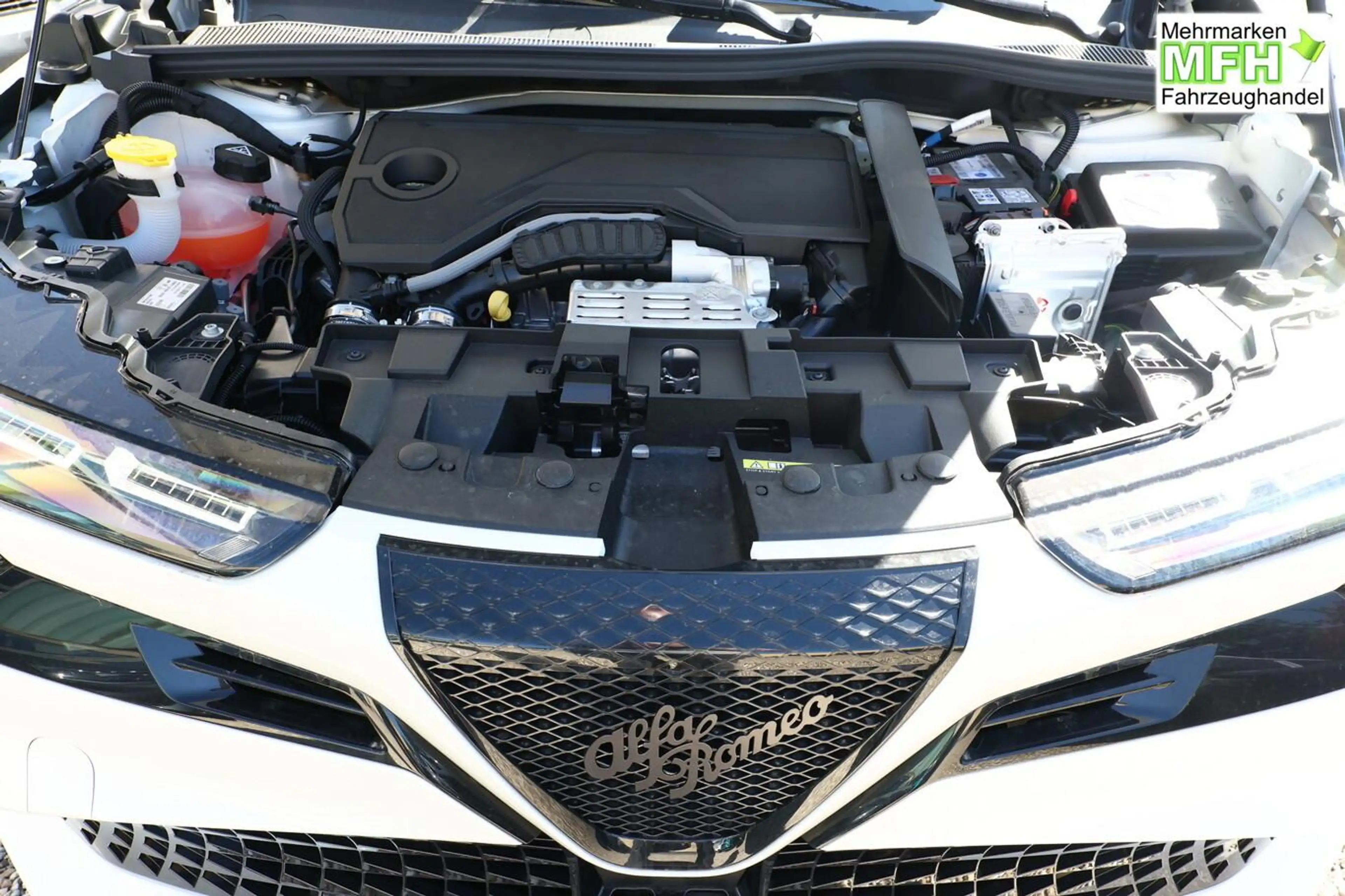 Alfa Romeo Junior SPORT SPECIALE Ibrida Q4 TechP 18"LM Navi 100 k... — photo 11