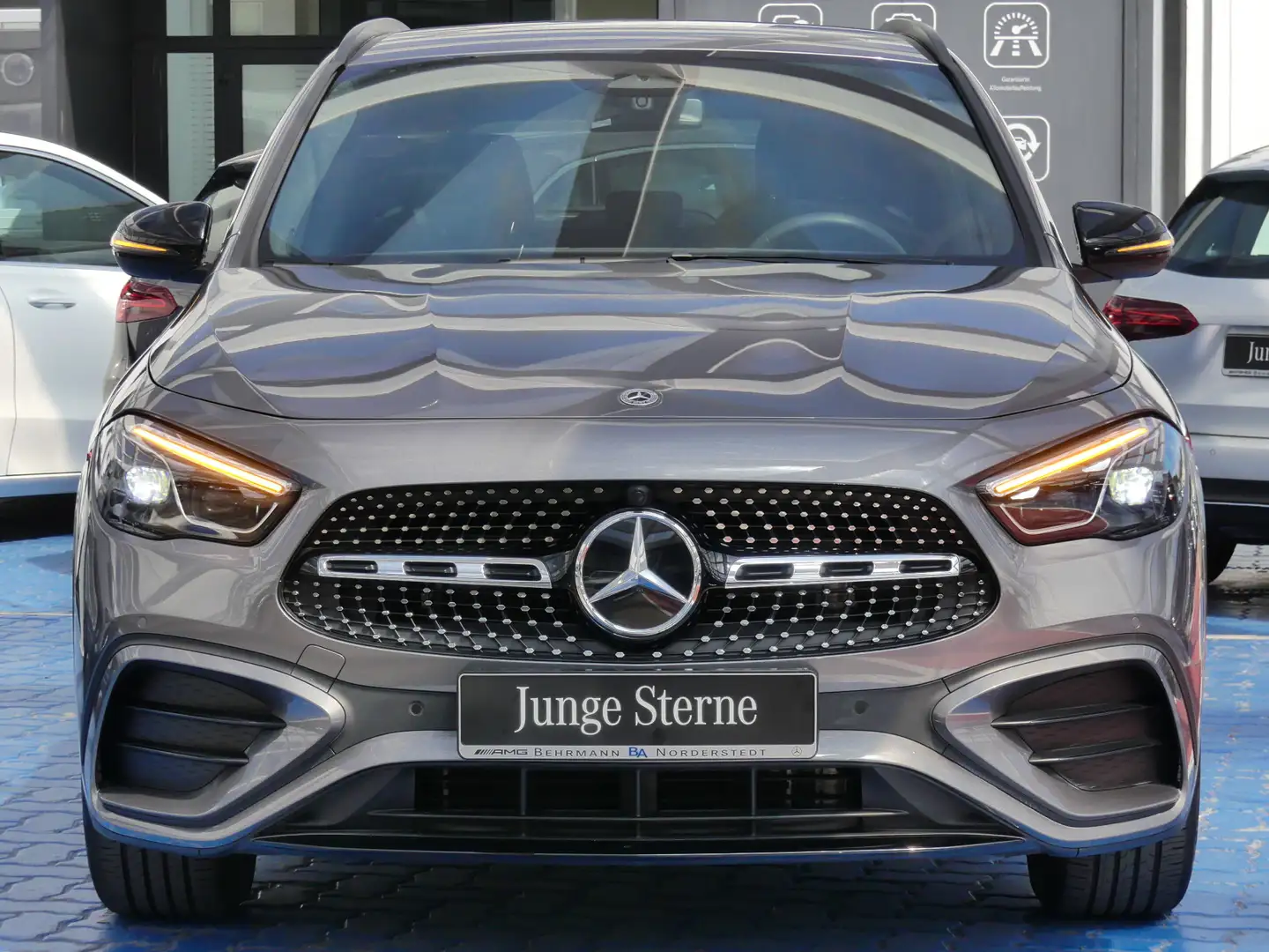 Mercedes-Benz GLA 200 GLA 200 AMG NightPaket +R-Kam+Ambiente+Distronic Grau - 2
