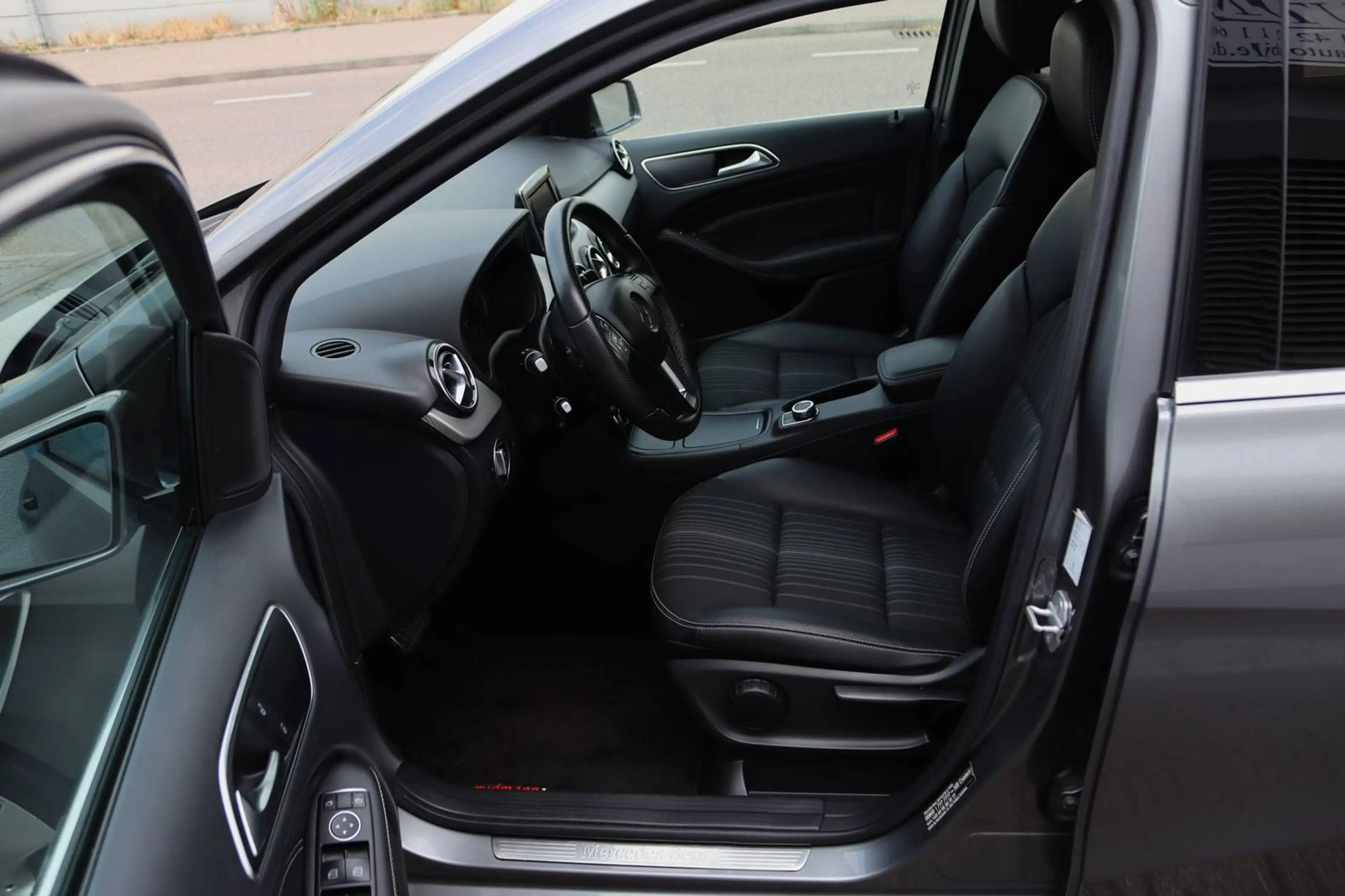 Mercedes-Benz B 220 B 220 4Matic SPORT-PAKET *RENTNERWAGEN / Orig.35750Km!! — photo 6