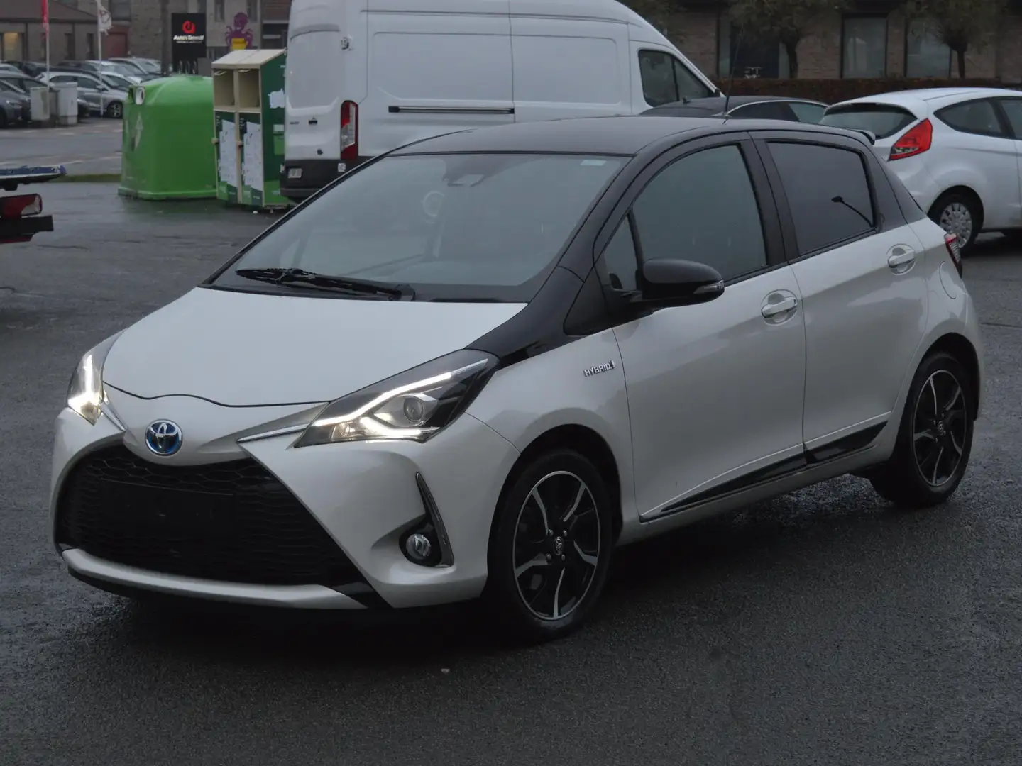 Toyota Yaris Yaris Hybrid 1.5 VVT-i Comfort Black and White Blanc - 1