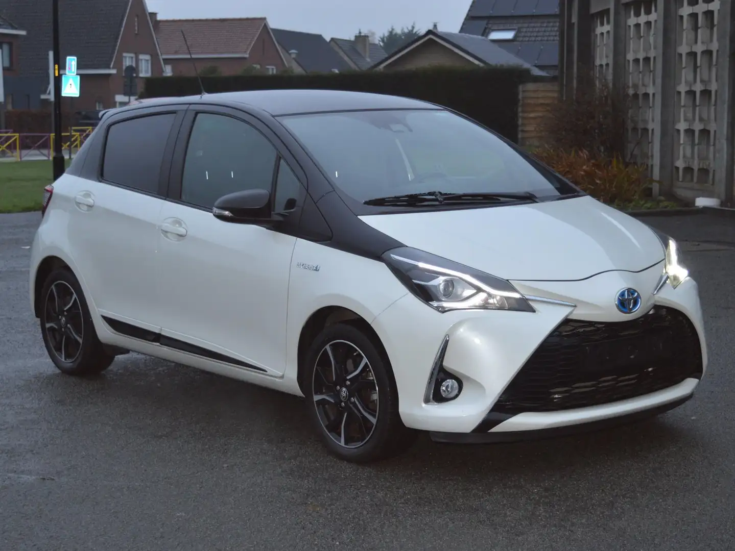 Toyota Yaris Yaris Hybrid 1.5 VVT-i Comfort Black and White Blanc - 2