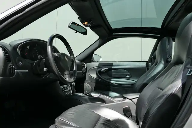Porsche 911 view 3