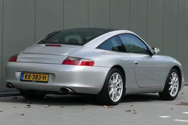 Porsche 911 view 7