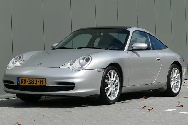 Porsche 911 view 6