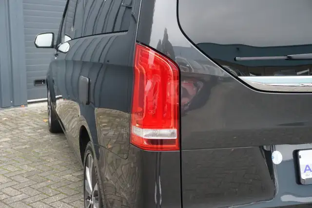 Mercedes-Benz V-Class view 11