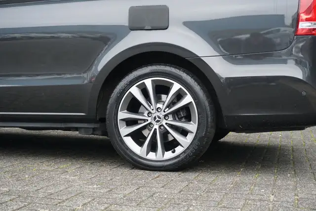 Mercedes-Benz V-Class view 13
