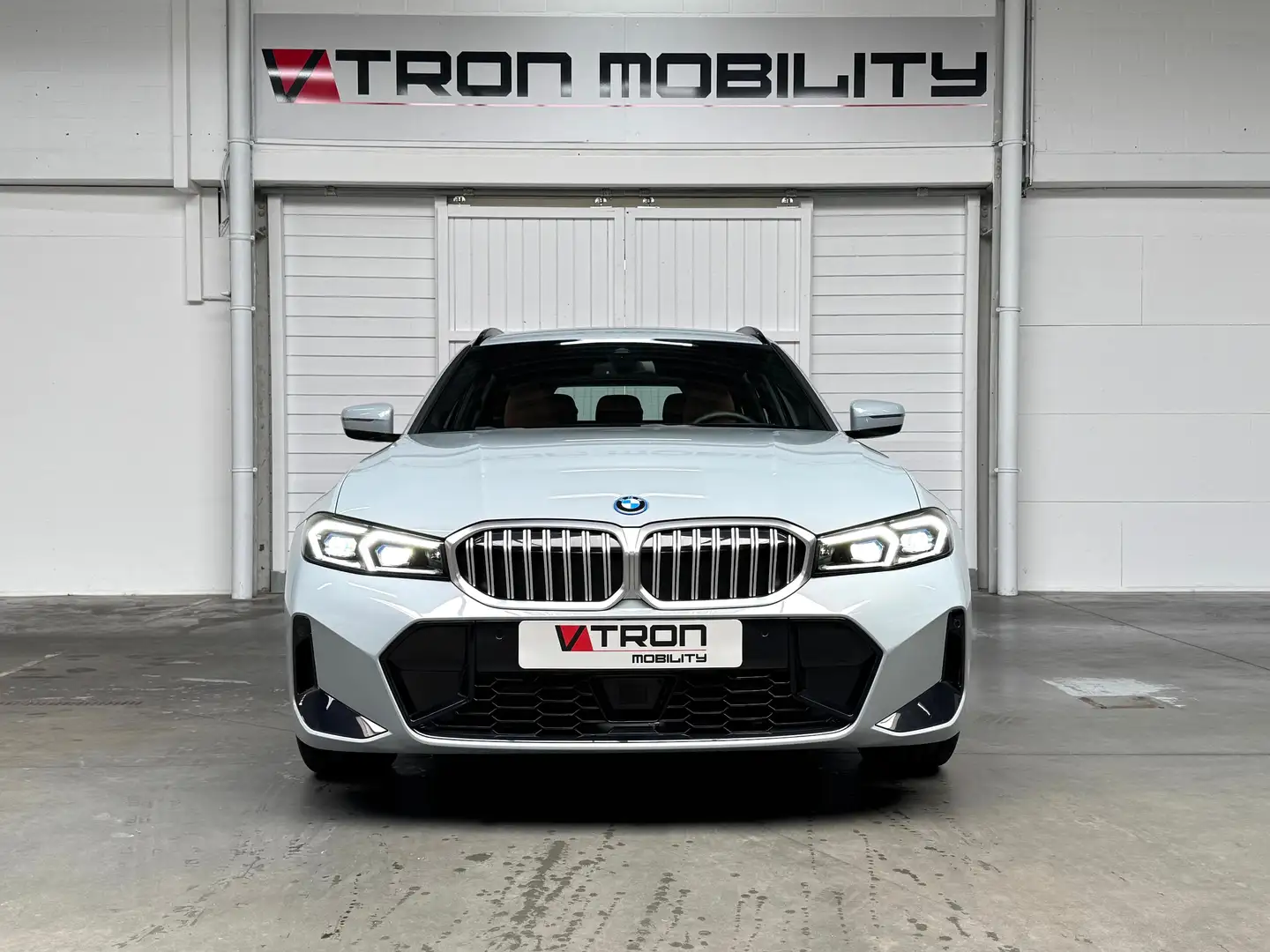 BMW 330 330eAS Touring PHEV M-PACK CAMERA*LED*DAB*CARPLAY Grau - 2