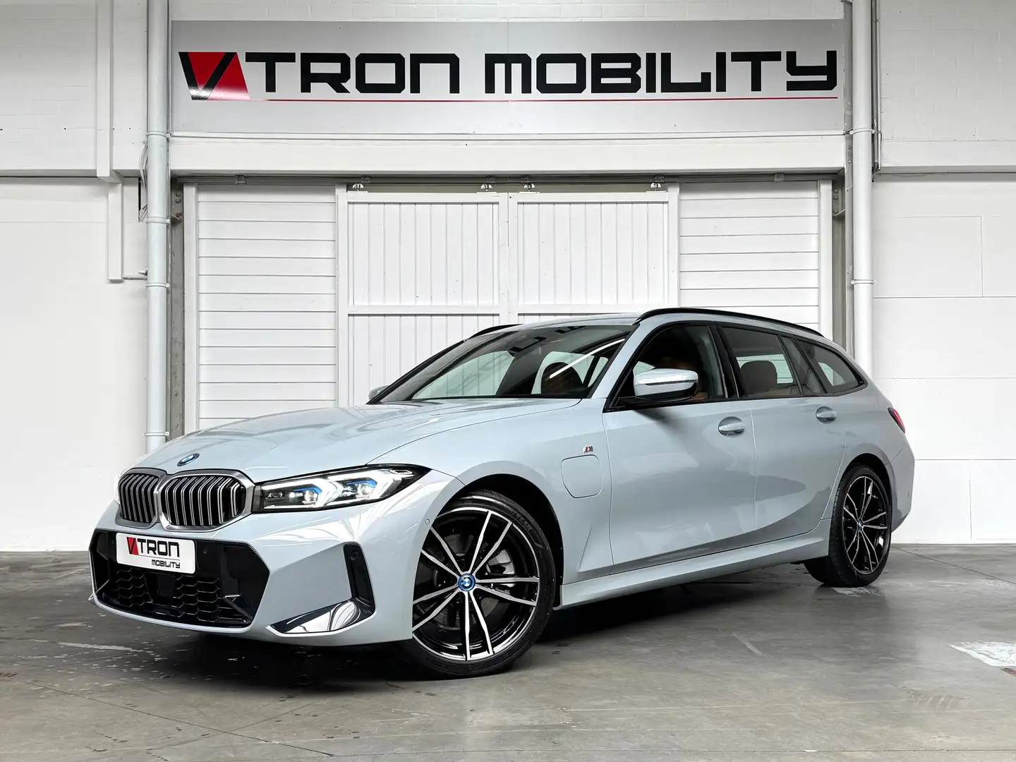 BMW 330 330eAS Touring PHEV M-PACK CAMERA*LED*DAB*CARPLAY Grau - 1
