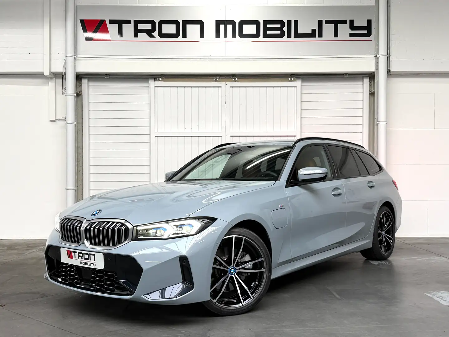BMW 330 330eAS Touring PHEV M-PACK CAMERA*LED*DAB*CARPLAY Grau - 1