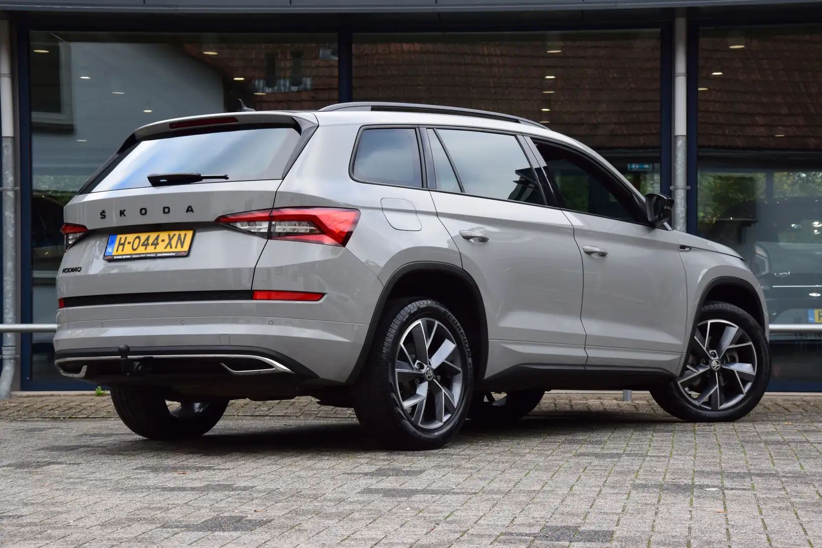 Skoda Kodiaq 1.5 TSI Sportline Business 7p / 7-Persoons DSG Aut Grijs - 2