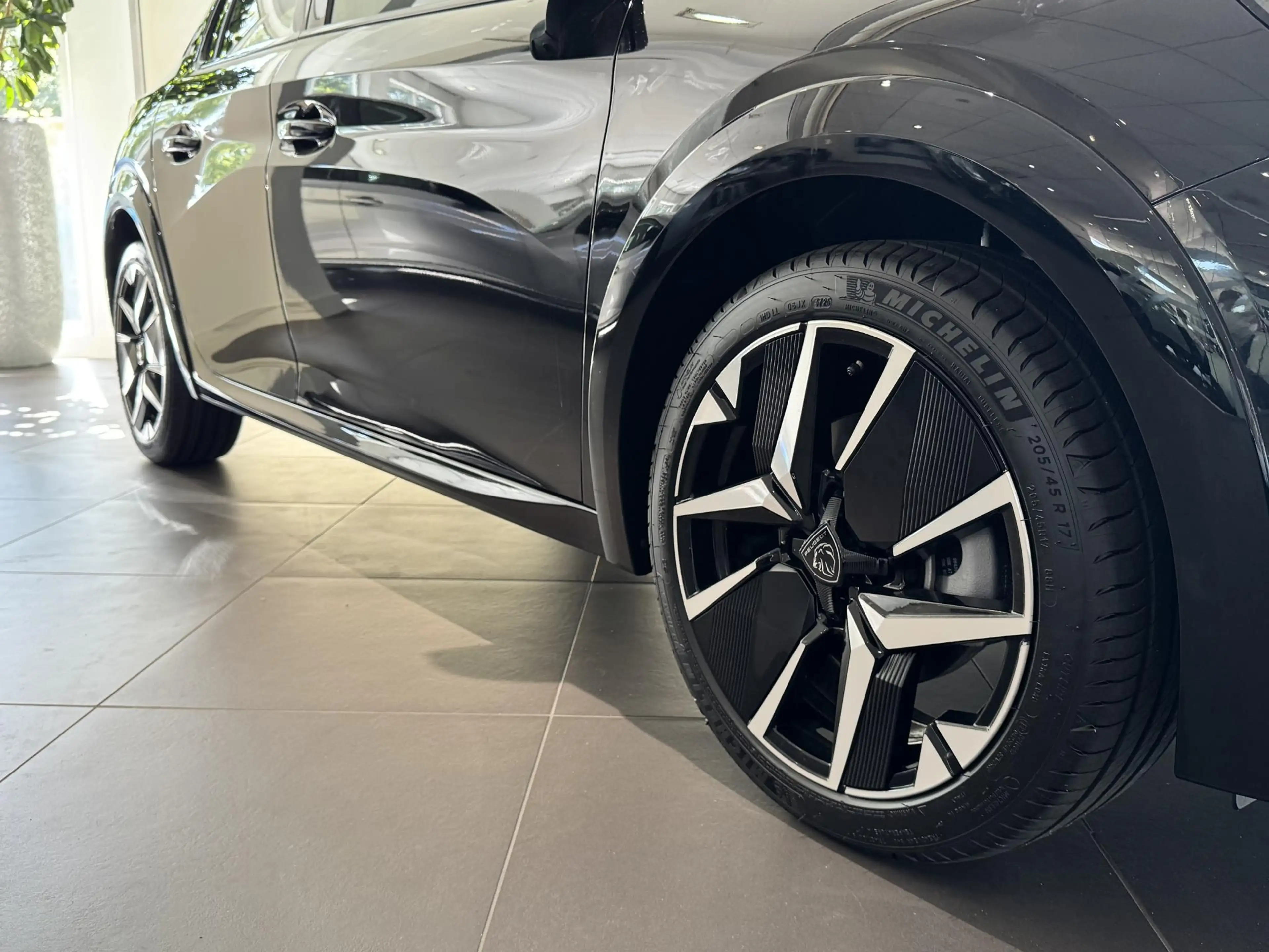 Peugeot 208 1.2 Hybrid 110 e-DCS6 GT — photo 9