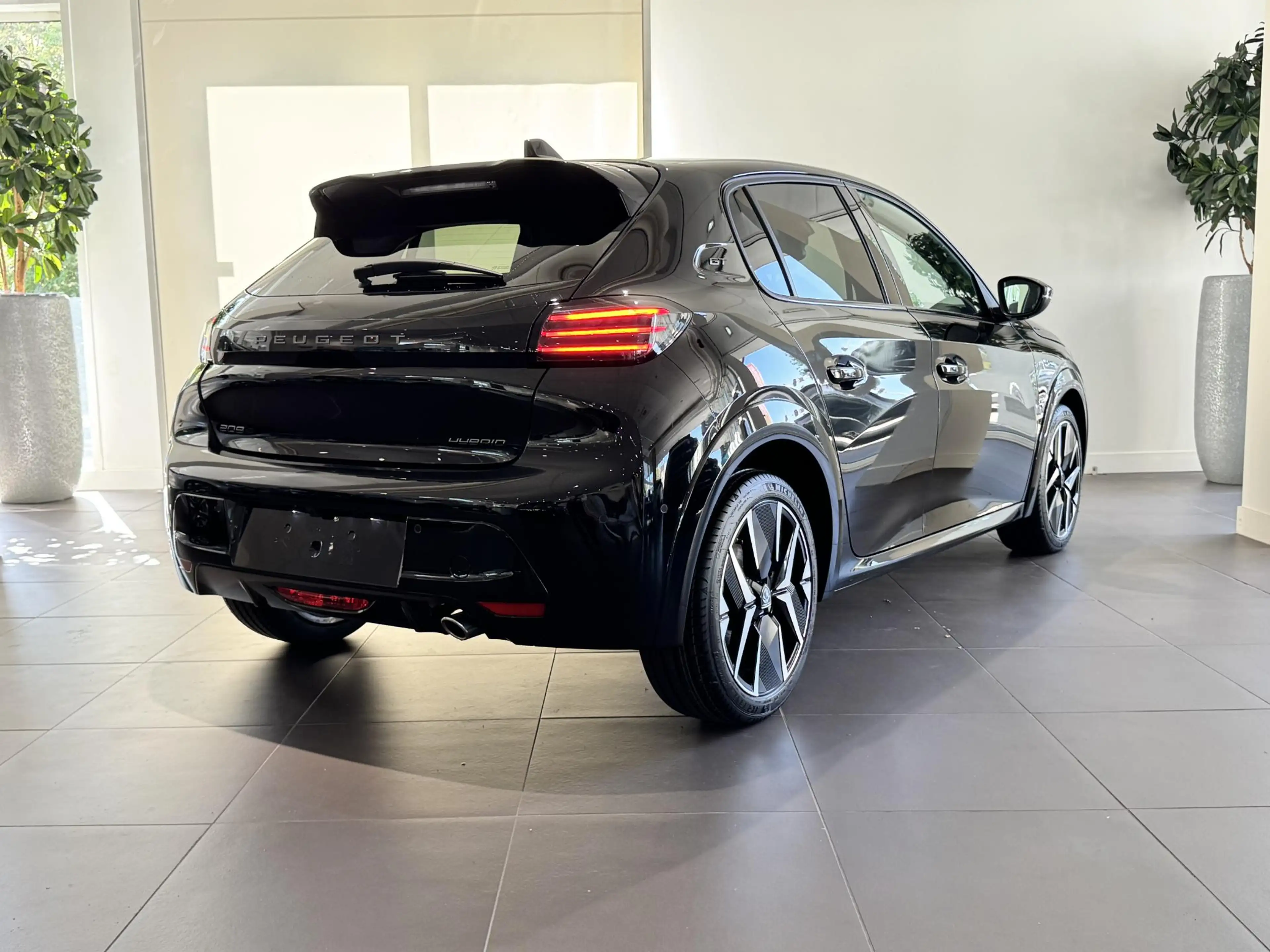 Peugeot 208 1.2 Hybrid 110 e-DCS6 GT — photo 4