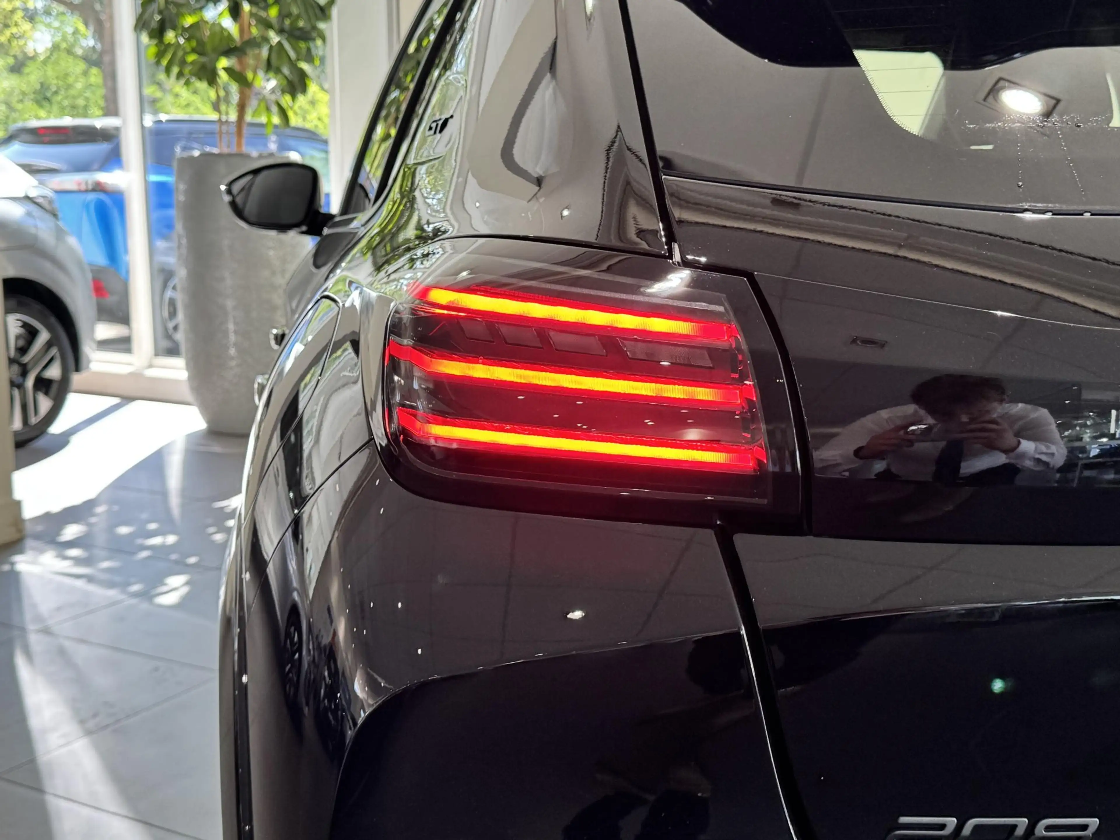 Peugeot 208 1.2 Hybrid 110 e-DCS6 GT — photo 10