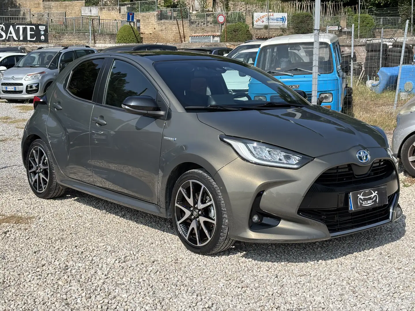 Toyota Yaris 1.5h Lounge Grau - 1