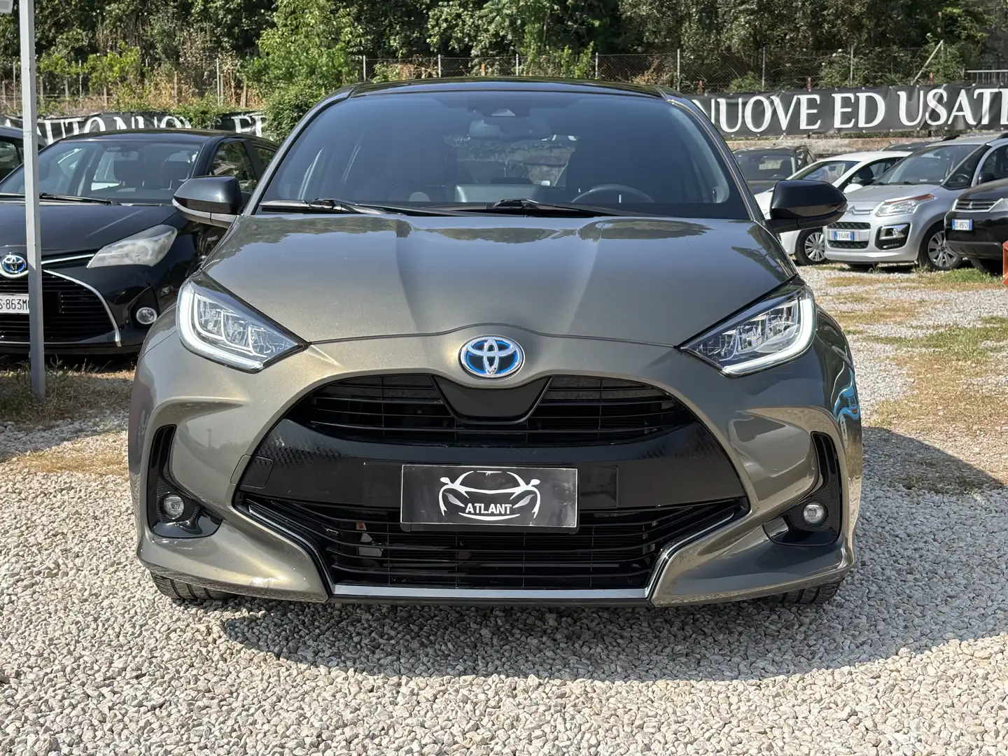 Toyota Yaris 1.5h Lounge Grau - 2