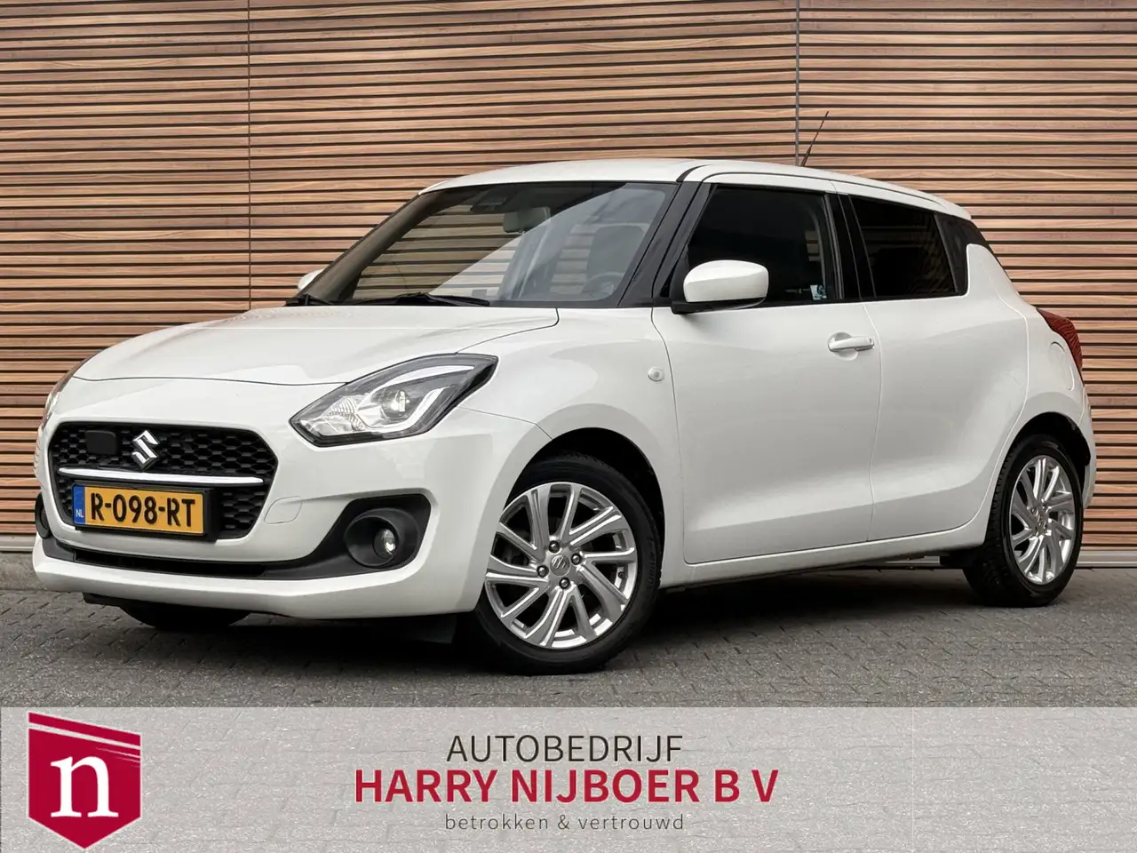 Suzuki Swift 1.2 Select Smart Hybrid — photo 1 of 38