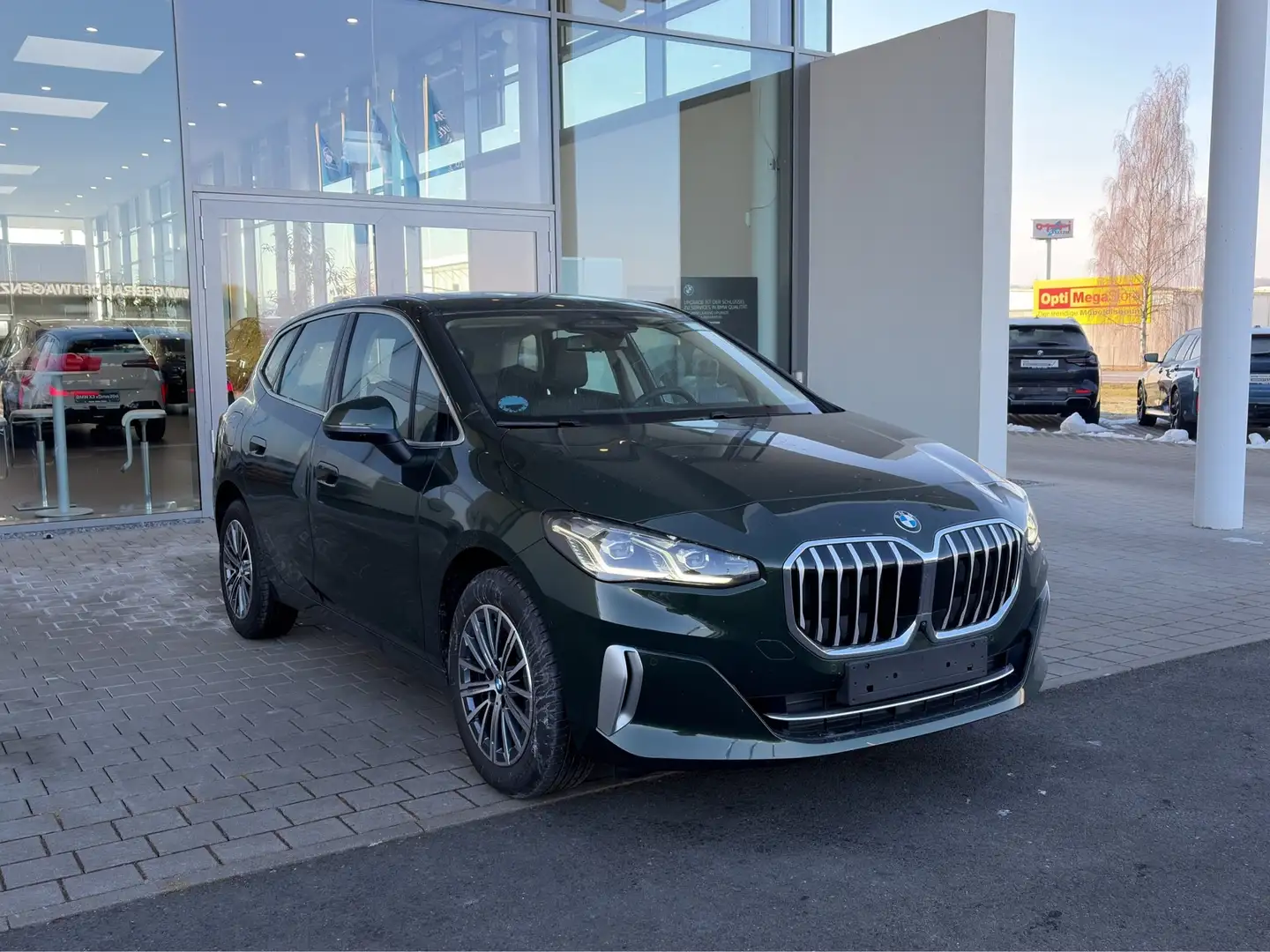BMW 216 i Active Tourer Luxury Line HUD.Pano.Park+. Grün - 2