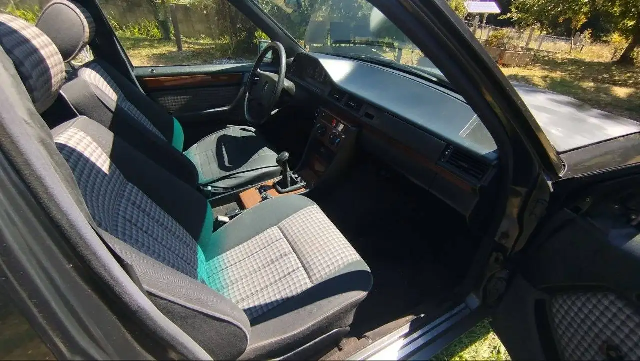 Mercedes-Benz E 300 300D, foto 2