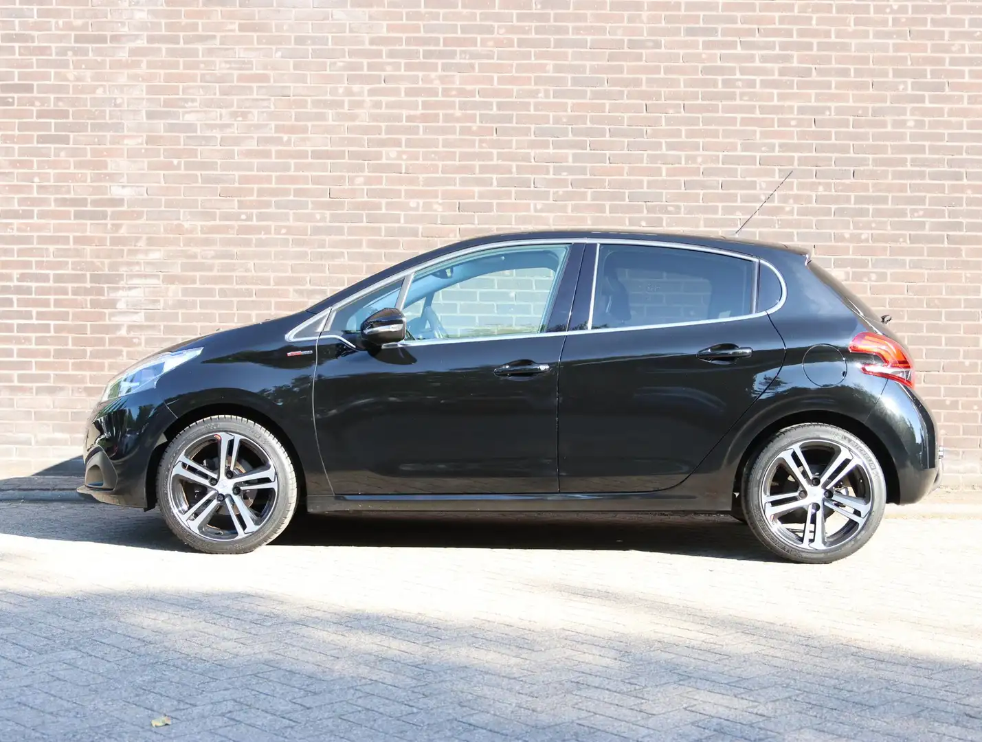 Peugeot 208 1.2 110pk GT-line | Panoramadak | Trekhaak | Achte Zwart - 2