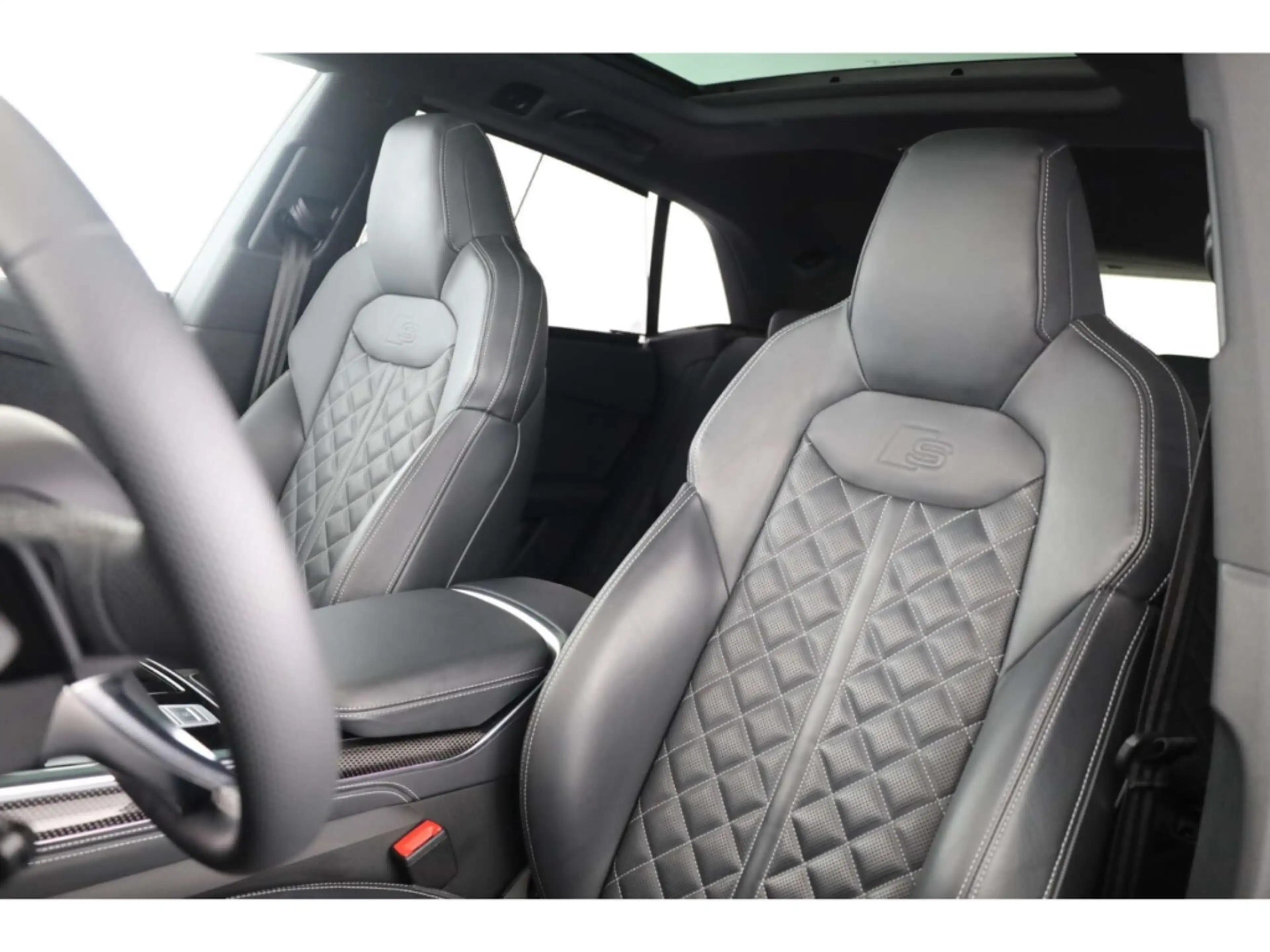Audi SQ8 TFSI — photo 10