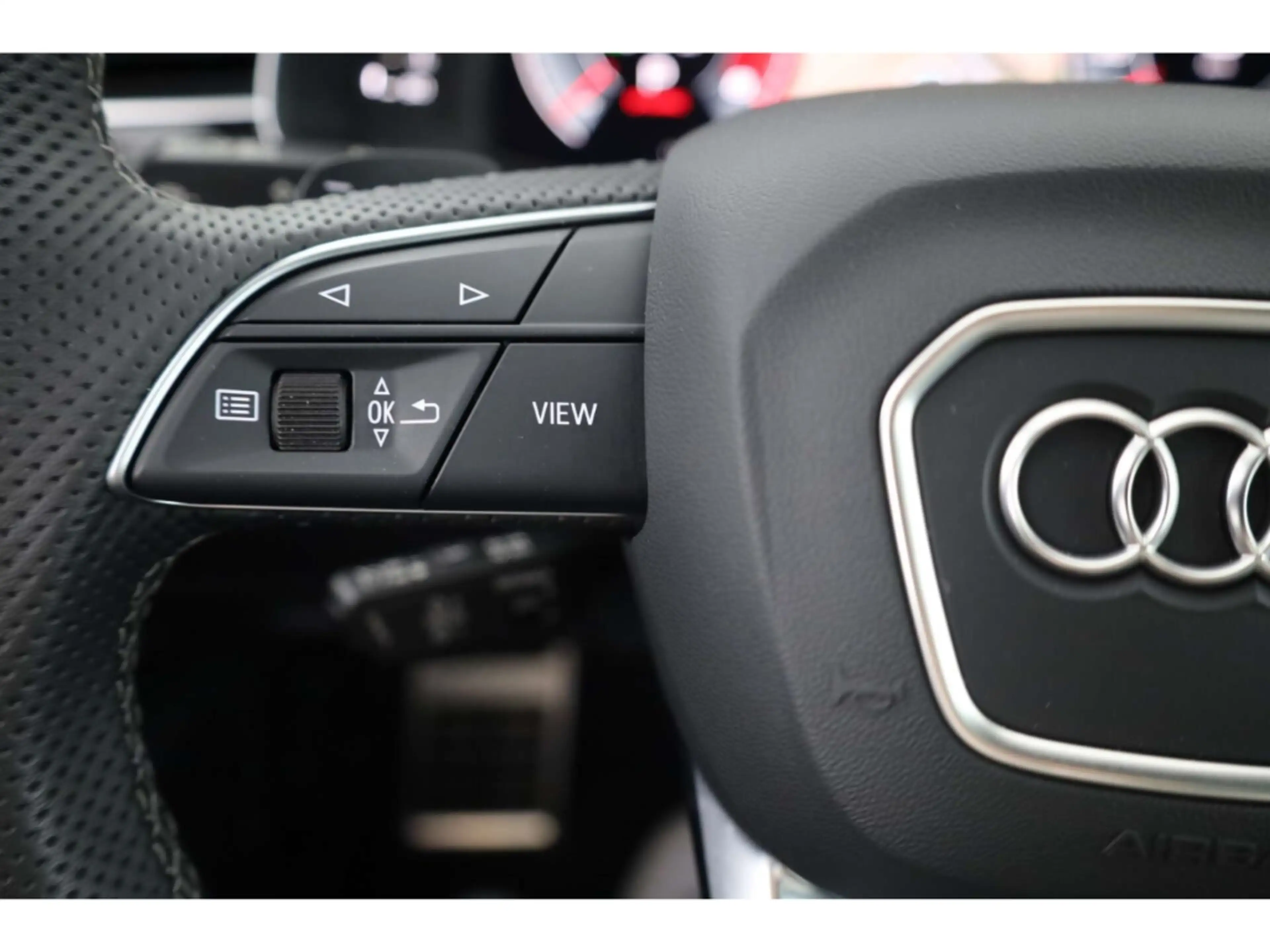 Audi SQ8 TFSI — photo 14