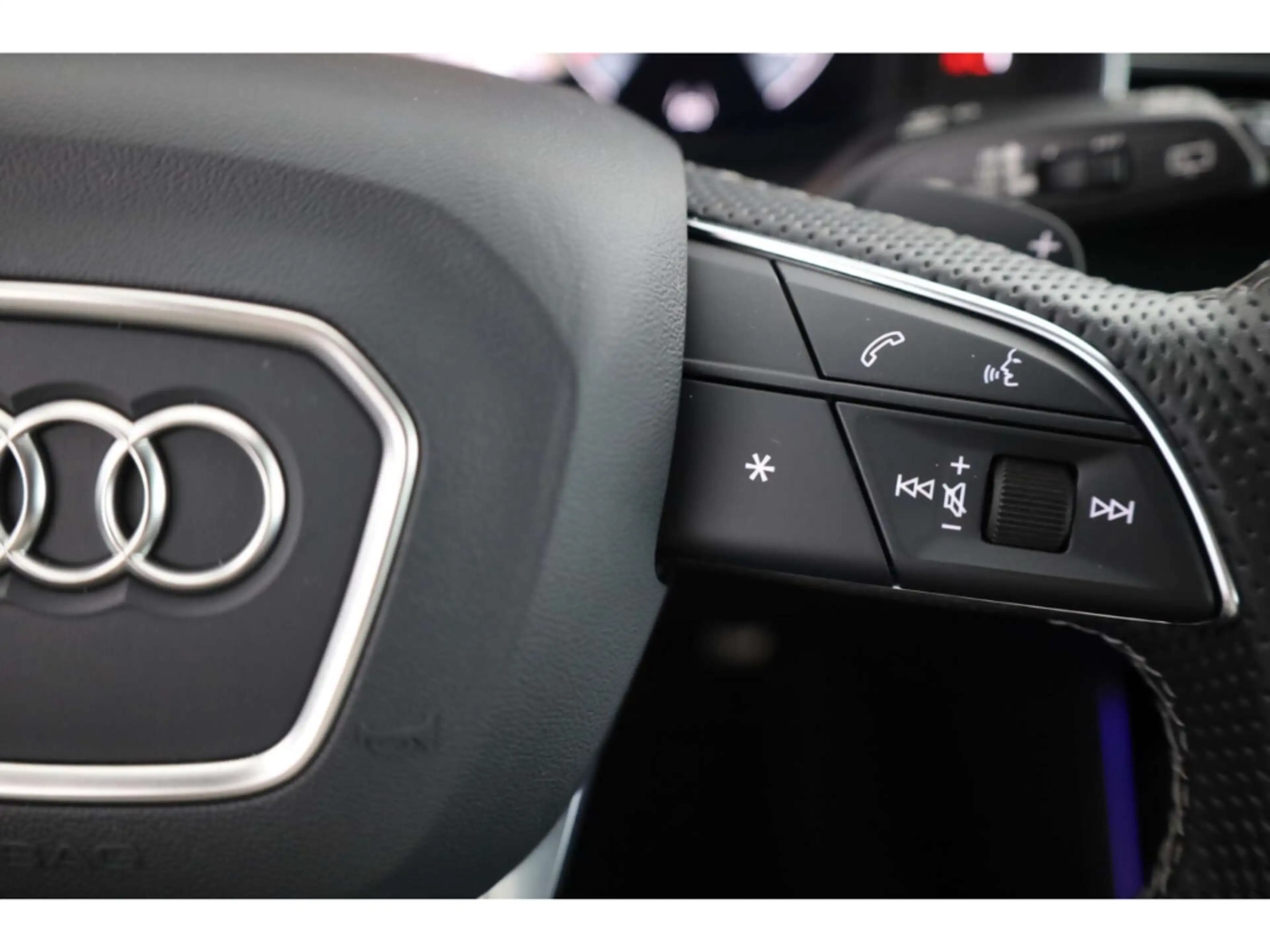 Audi SQ8 TFSI — photo 15
