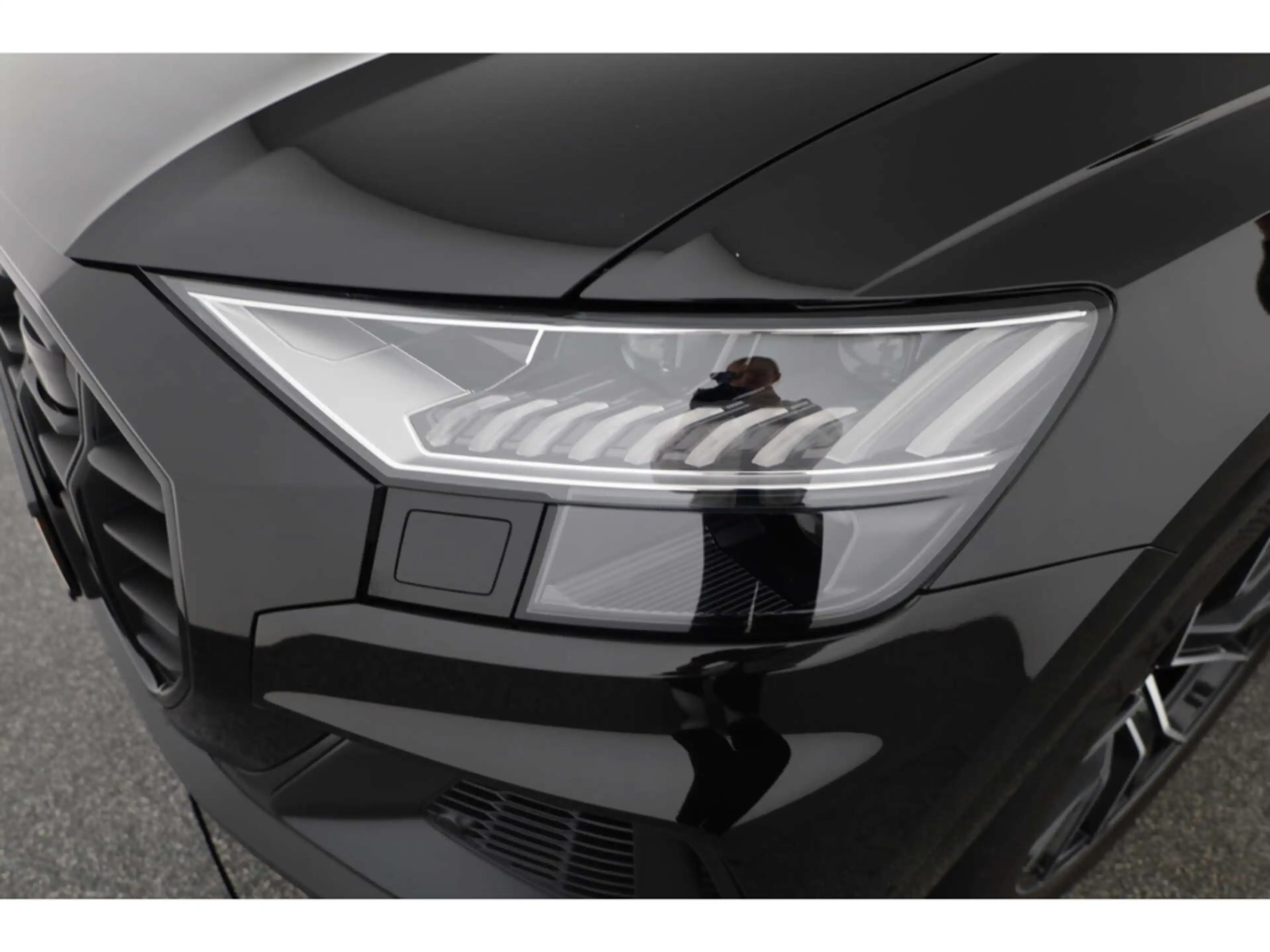 Audi SQ8 TFSI — photo 7