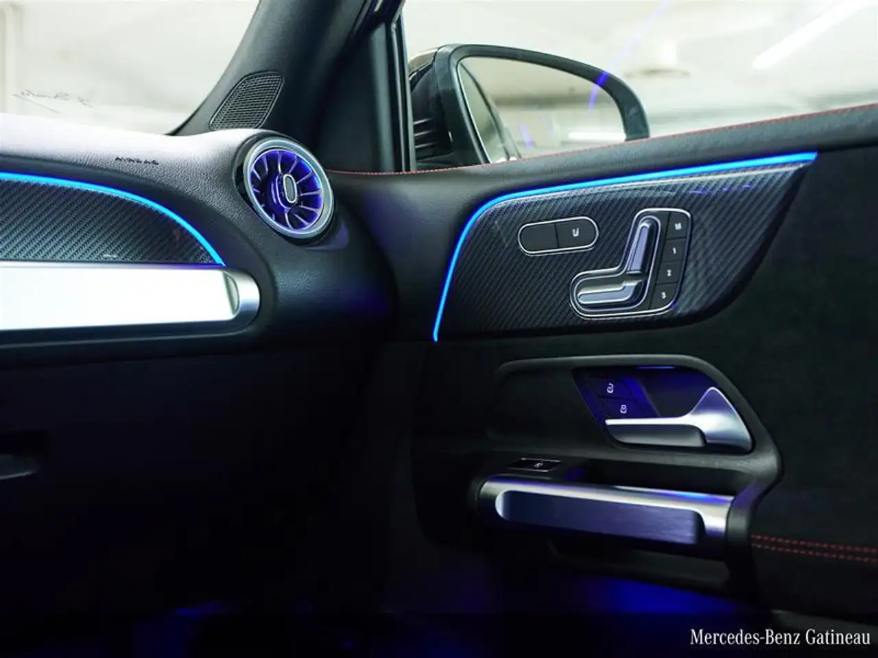 Mercedes-Benz GLB снимка Mercedes-Benz GLB