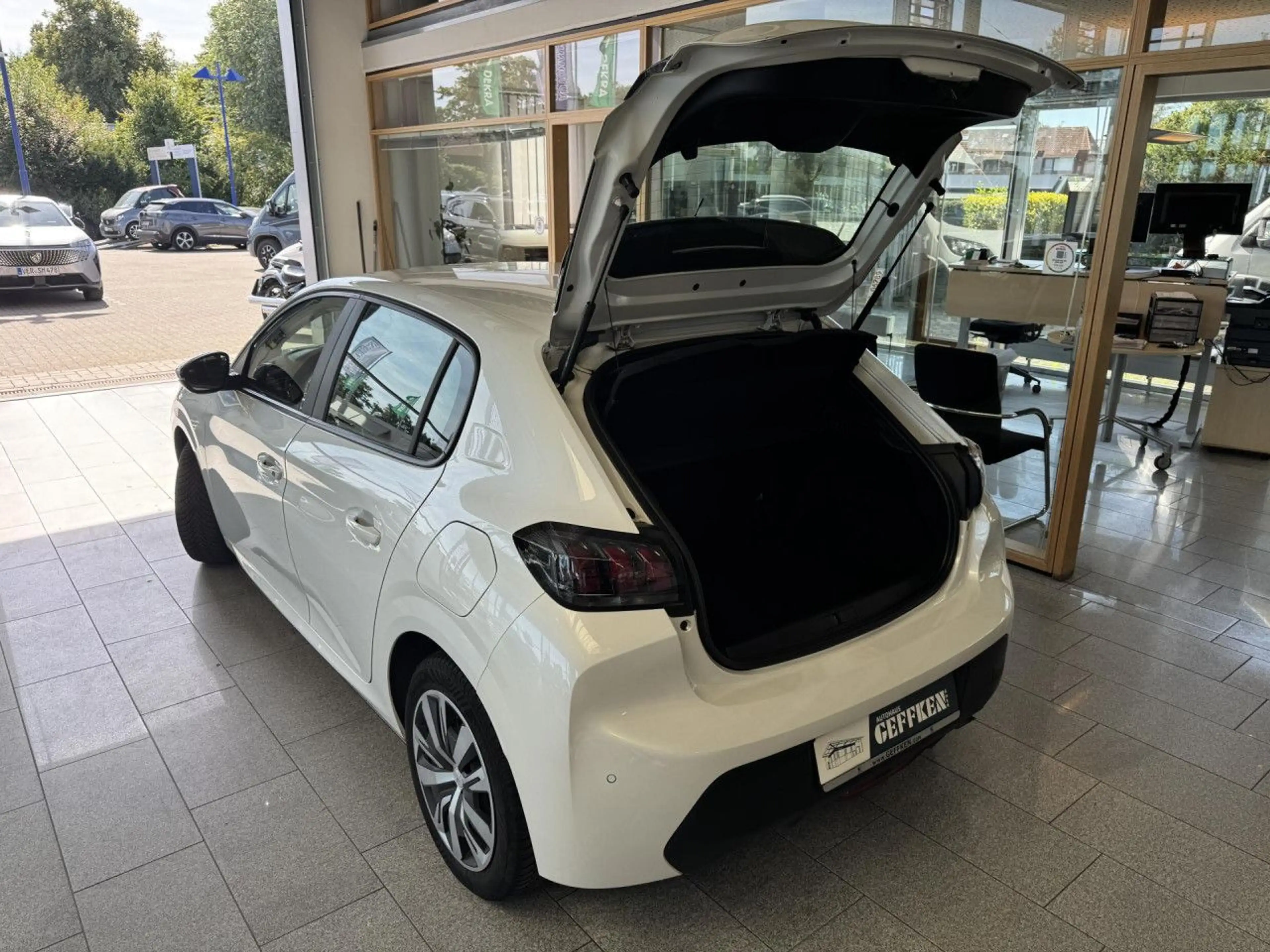 Peugeot 208 PureTech 100 Active, Sitzheizung! Bluetooth — photo 8