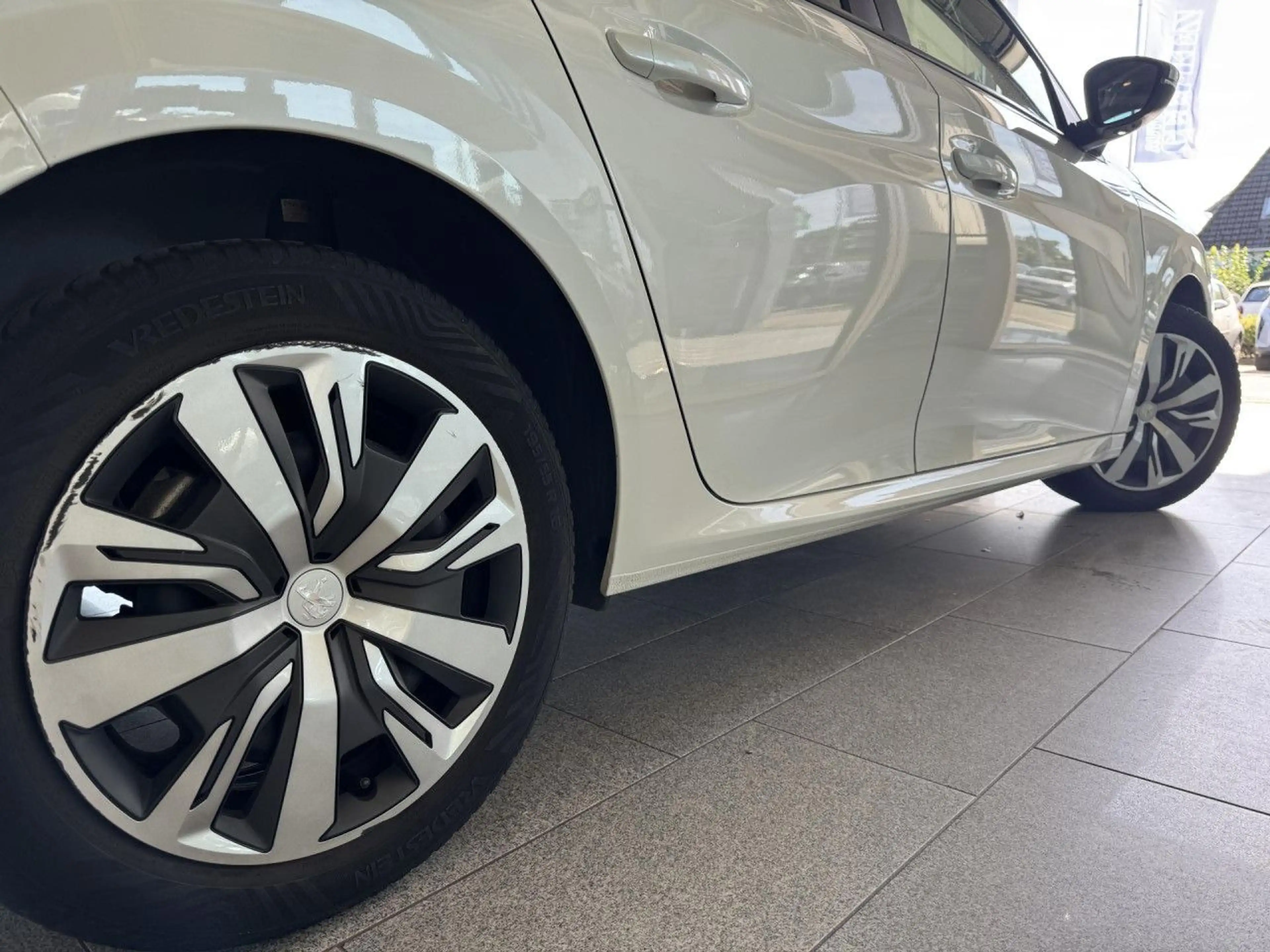 Peugeot 208 PureTech 100 Active, Sitzheizung! Bluetooth — photo 10
