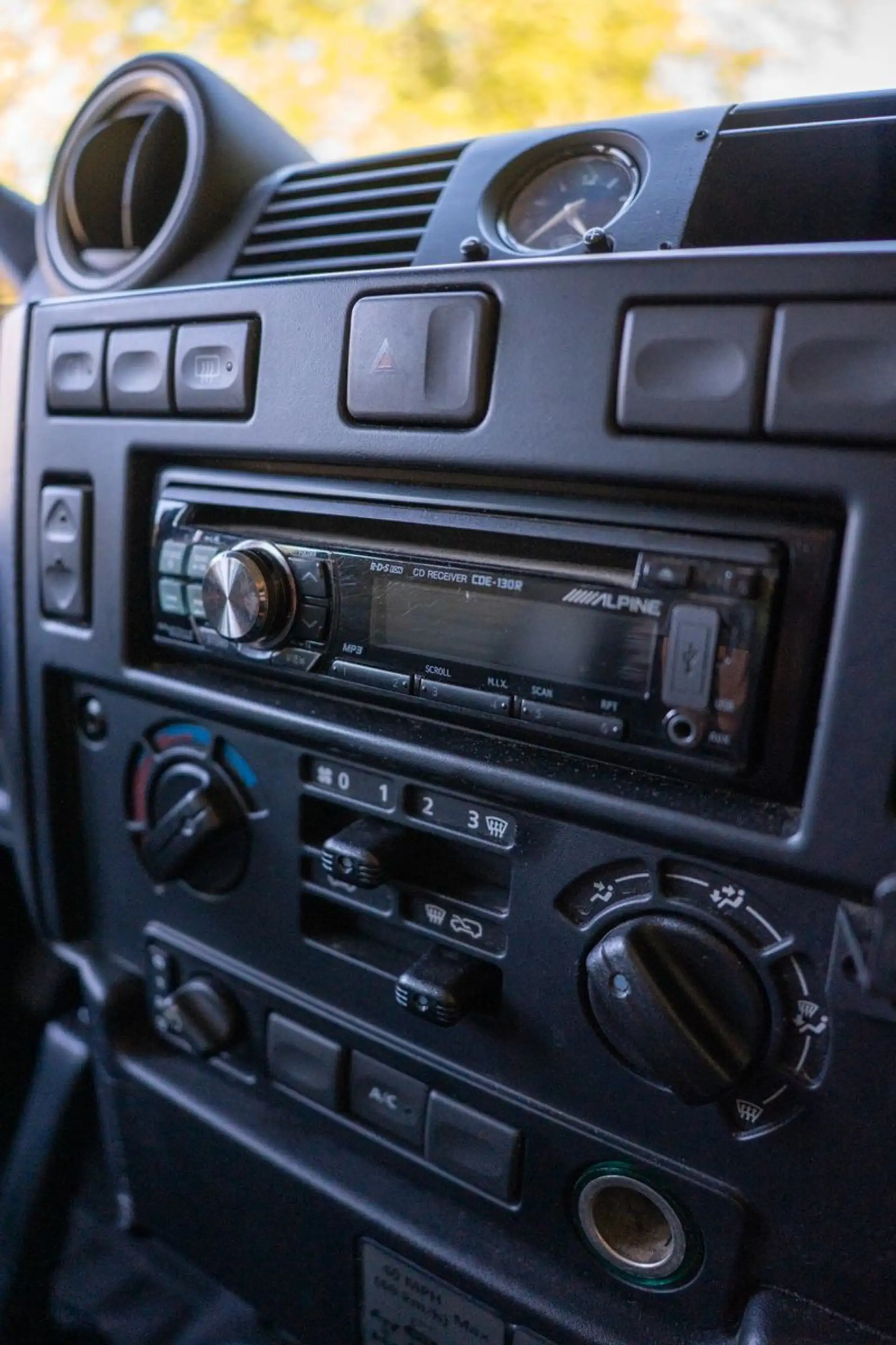 Land Rover Defender 110 TD4 — photo 15