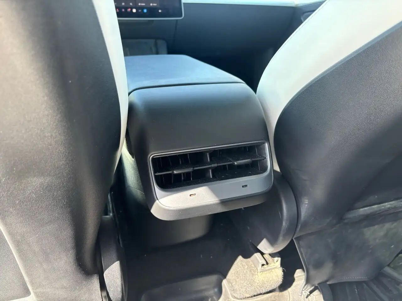 Tesla Model Y снимка Tesla Model Y