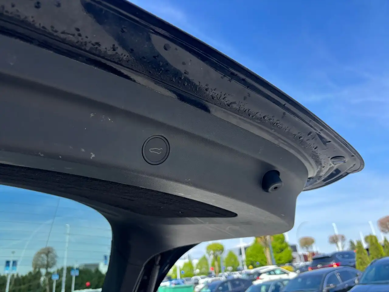 Tesla Model Y снимка Tesla Model Y