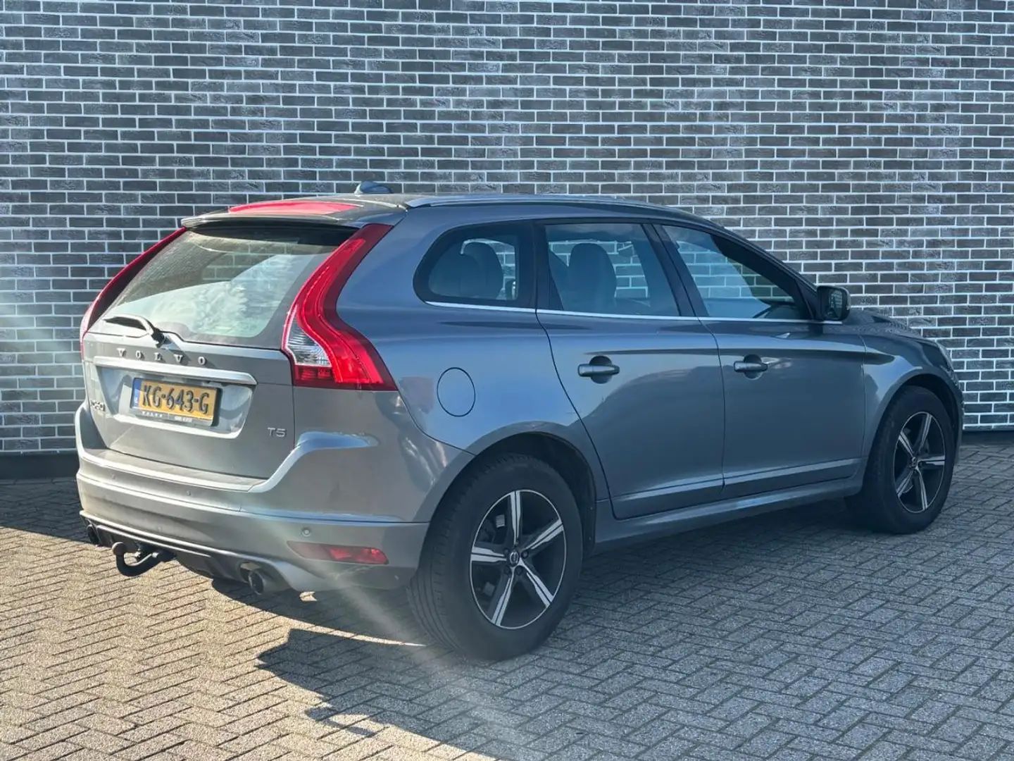 Volvo XC60 2.0 T5 FWD Nordic+ Grijs - 2