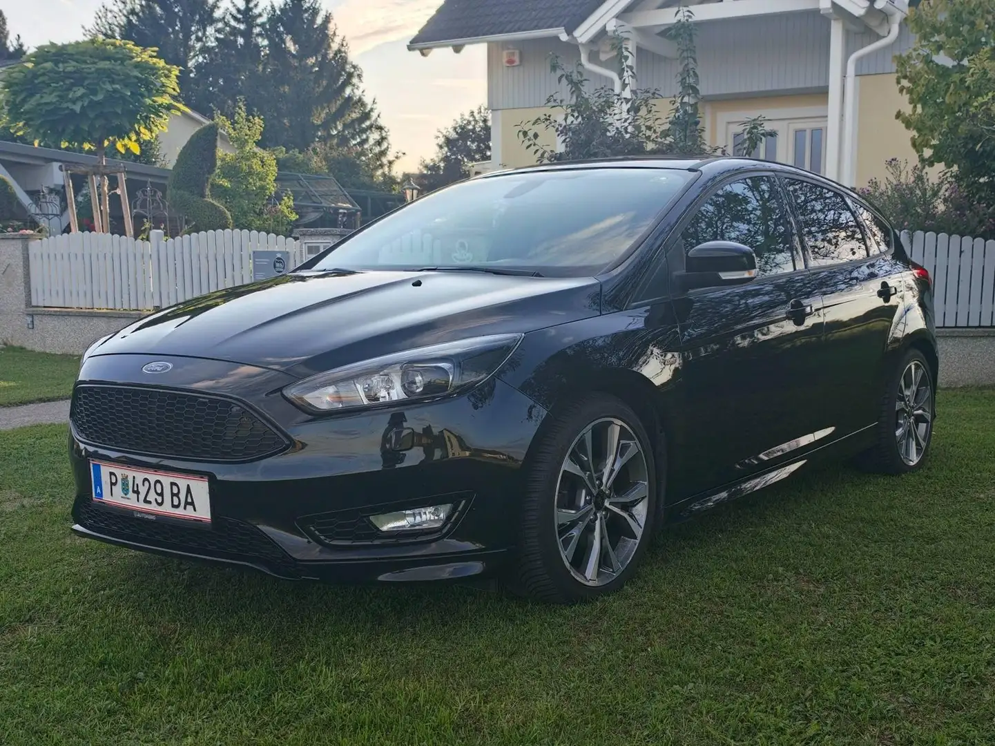 Ford Focus Ford Focus Ford Focus ST-Line 2.0 TDCi | 150 PS | Nur 81.000 km | Frisches Pickerl | Top Zustand Limousine Schwarz - 1