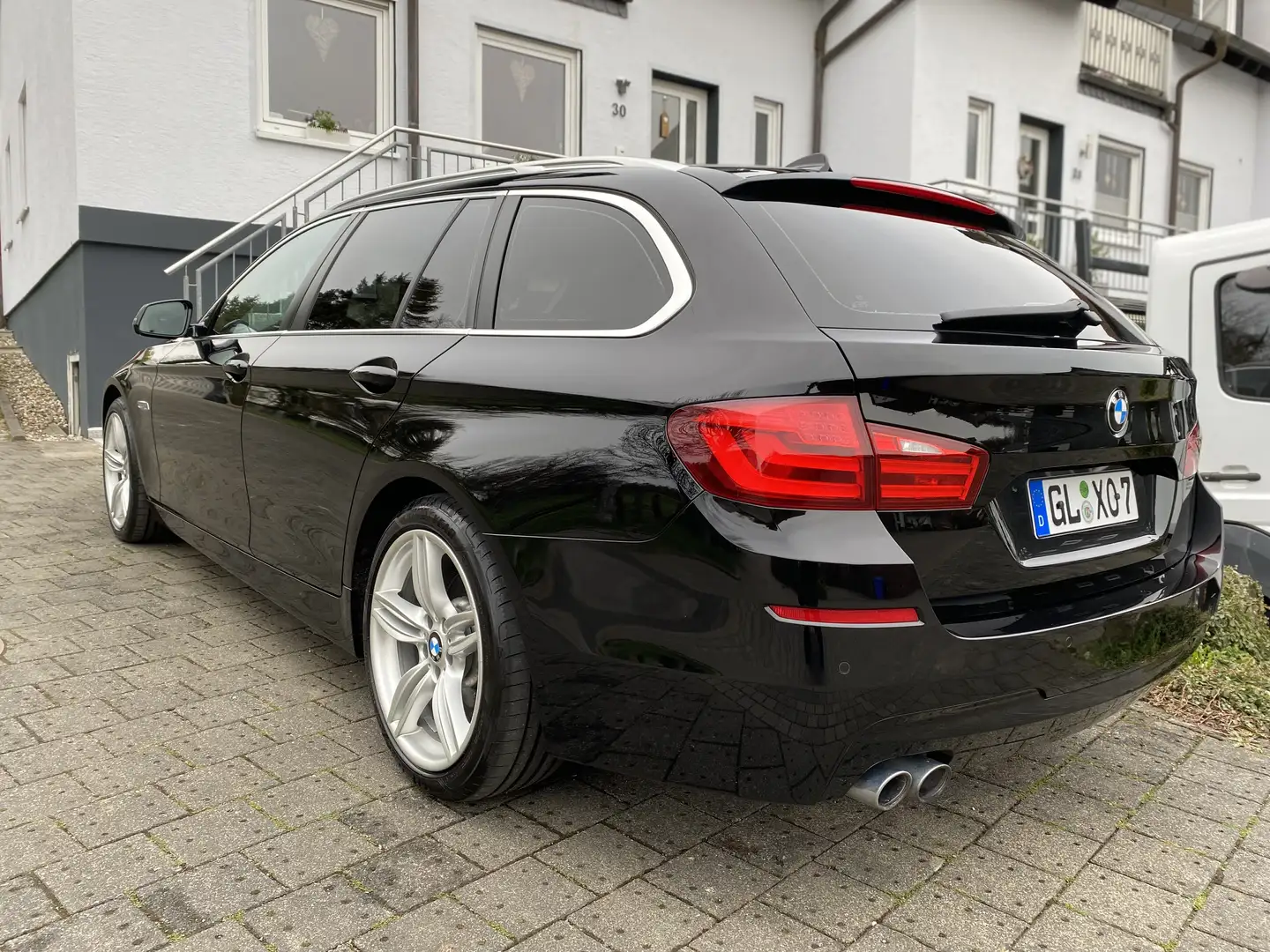 BMW 530 530d F11 M-Paket Bi-Xenon Navi Professional Schwarz - 2