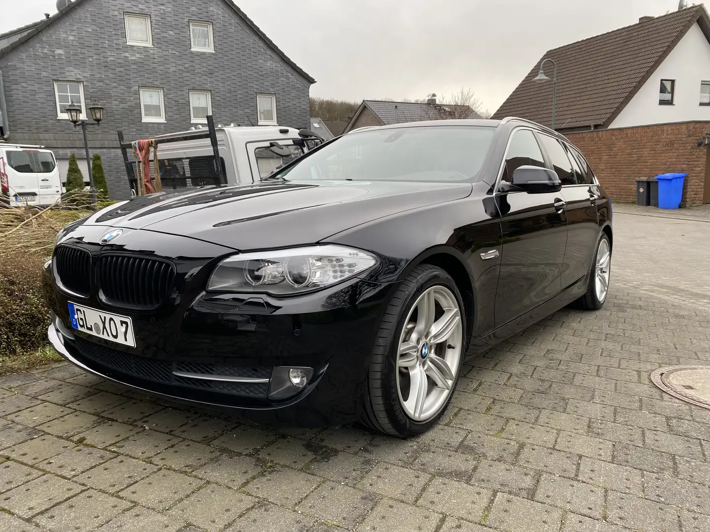 BMW 530 530d F11 M-Paket Bi-Xenon Navi Professional Schwarz - 1