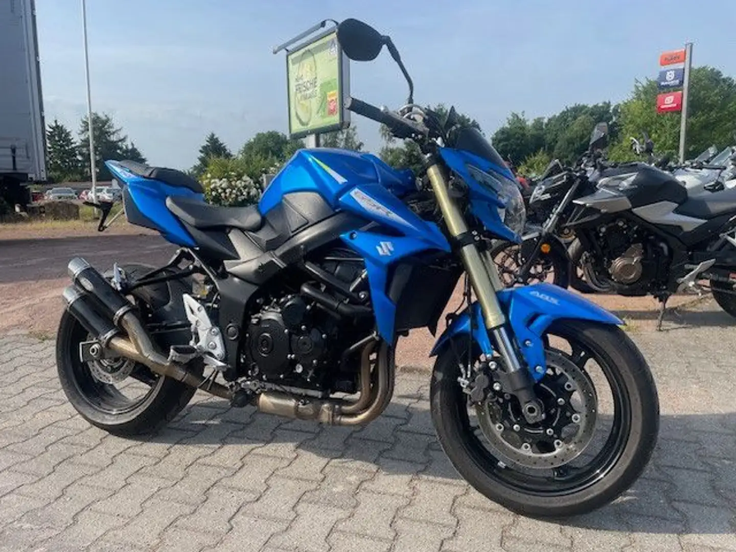 Suzuki GSR 750 A Blau - 1
