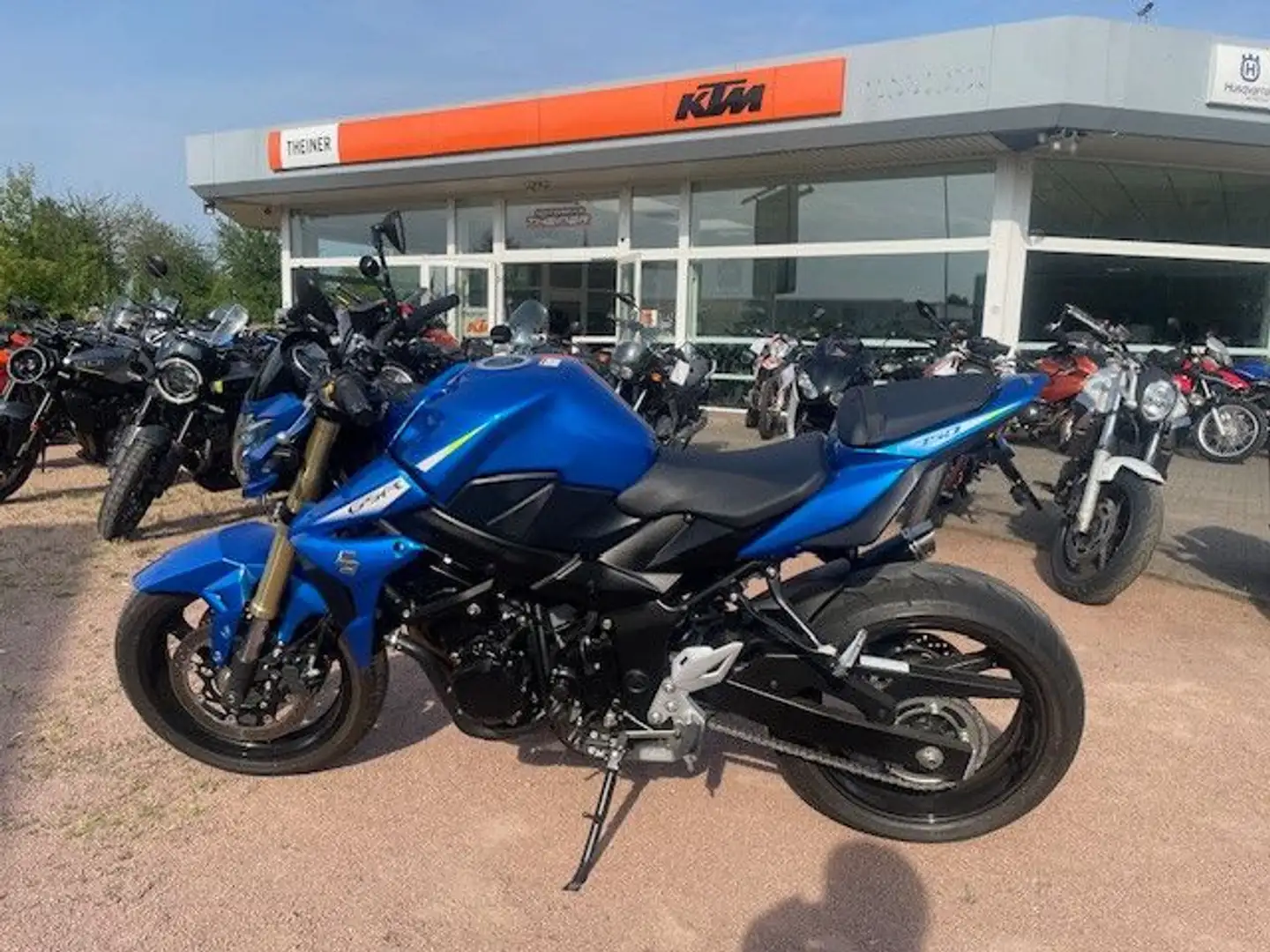 Suzuki GSR 750 A Blau - 2