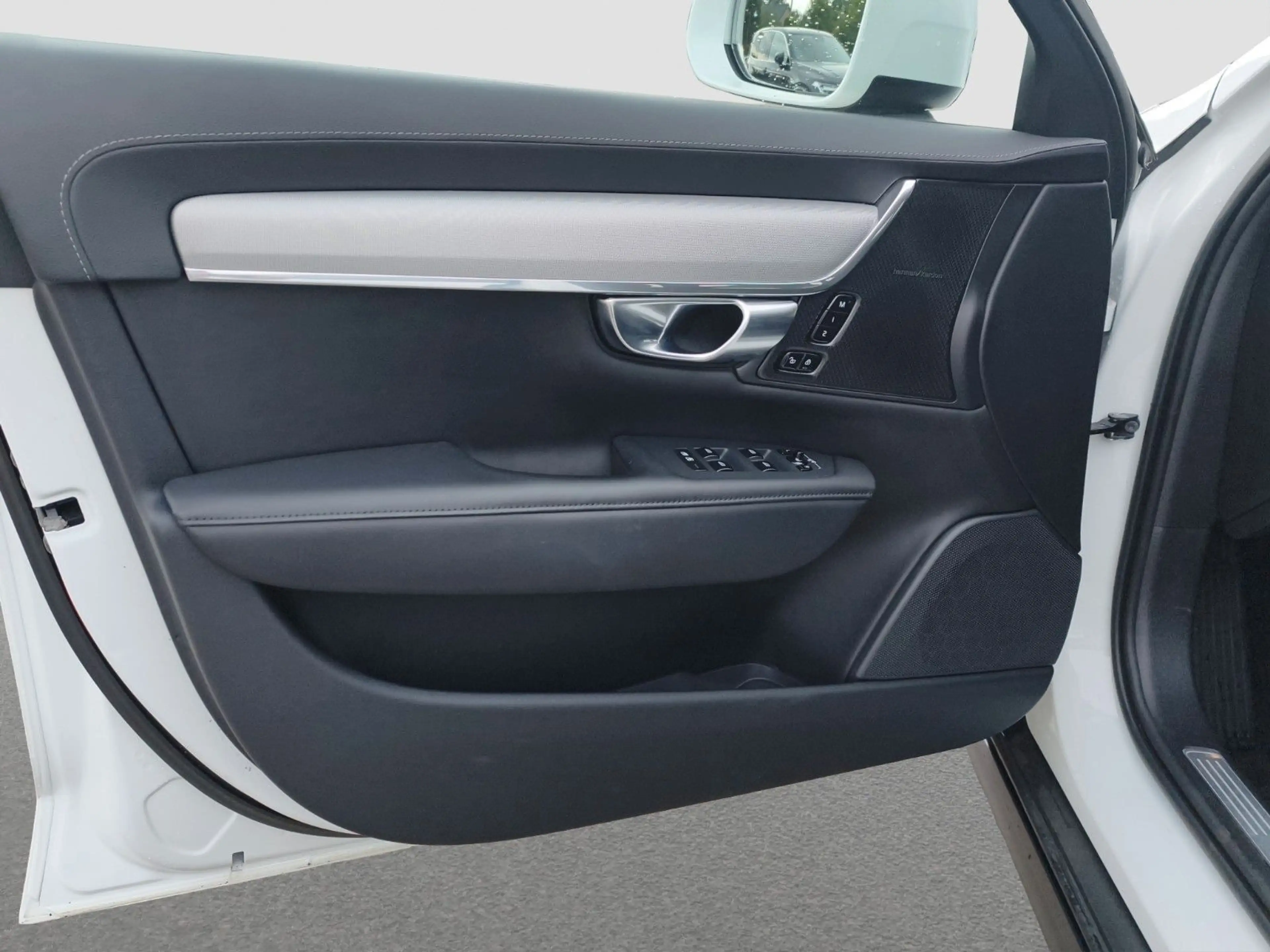 Volvo V90 Cross Country B5 Ultimate AWD — photo 13